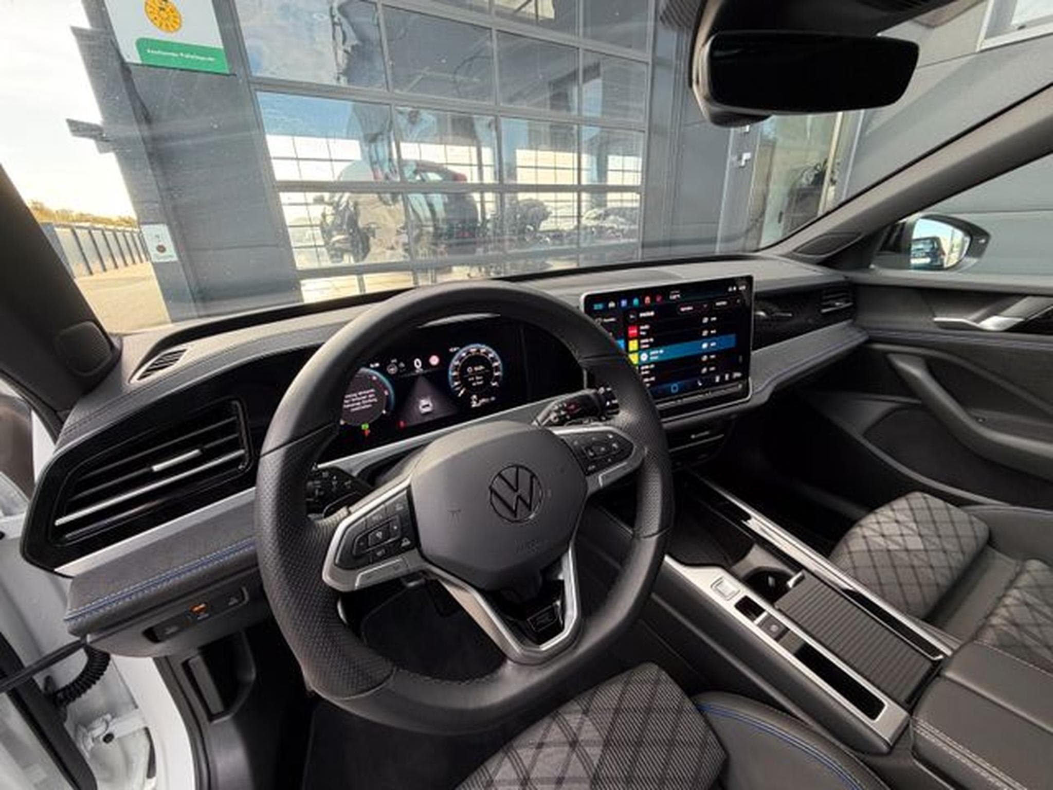 VW Passat Passat Variant 2.0TDI 4Motion R-Line AHK Standhz (2024) - Photo 11