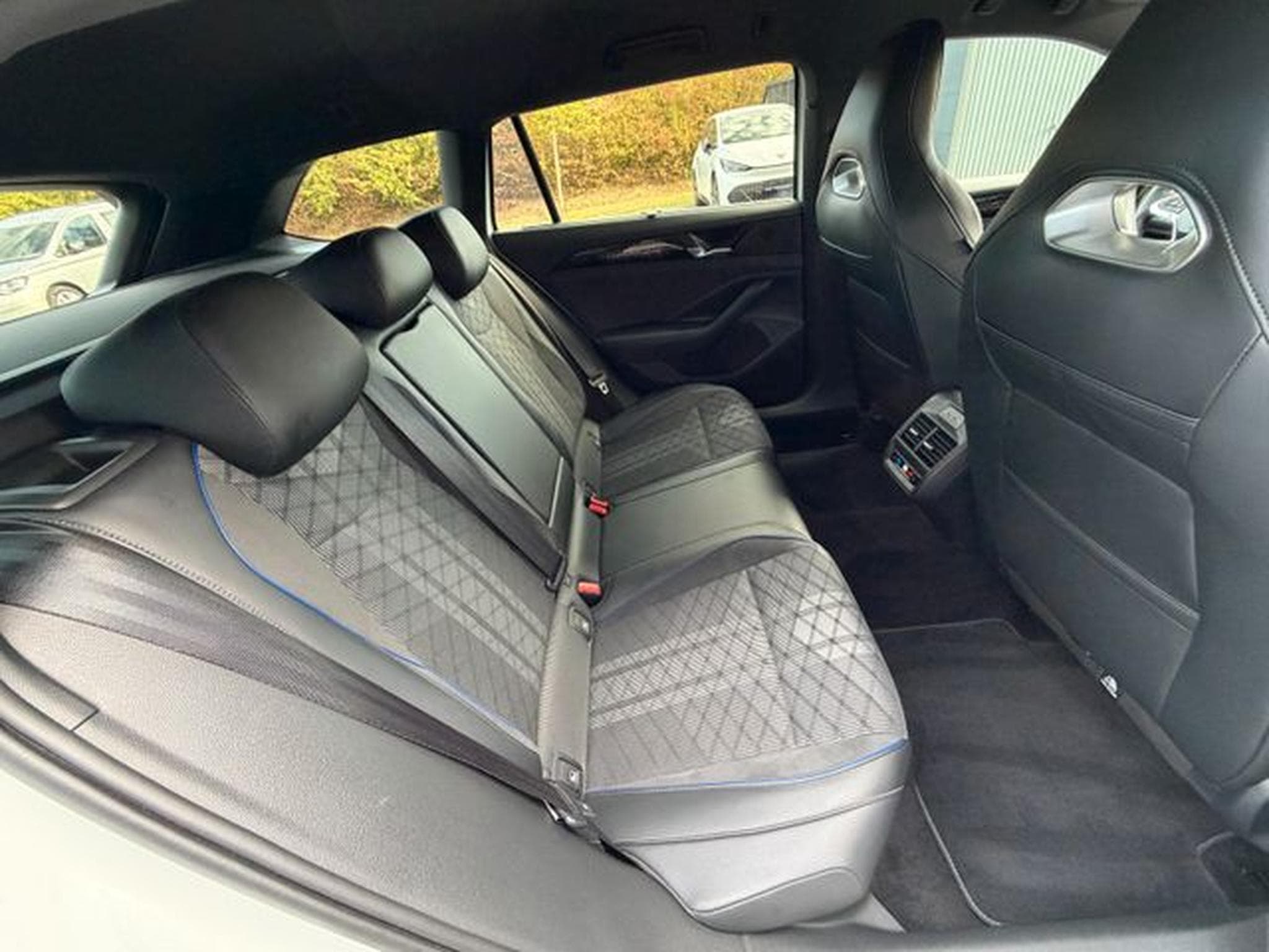 VW Passat Passat Variant 2.0TDI 4Motion R-Line AHK Standhz (2024) - Photo 15