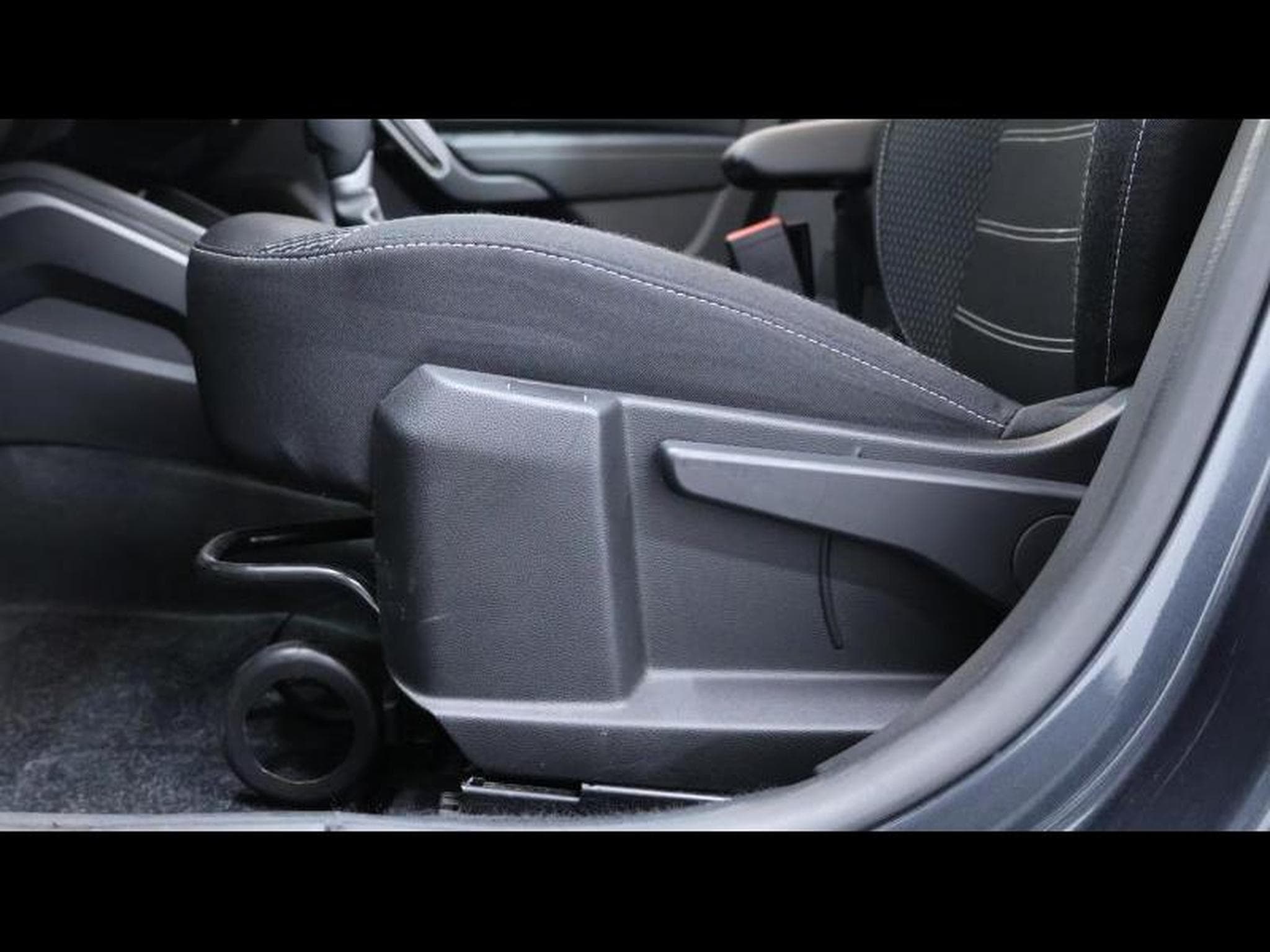 Dacia Duster 1.3 TCe 150 EDC Journey (2023) - Photo 27