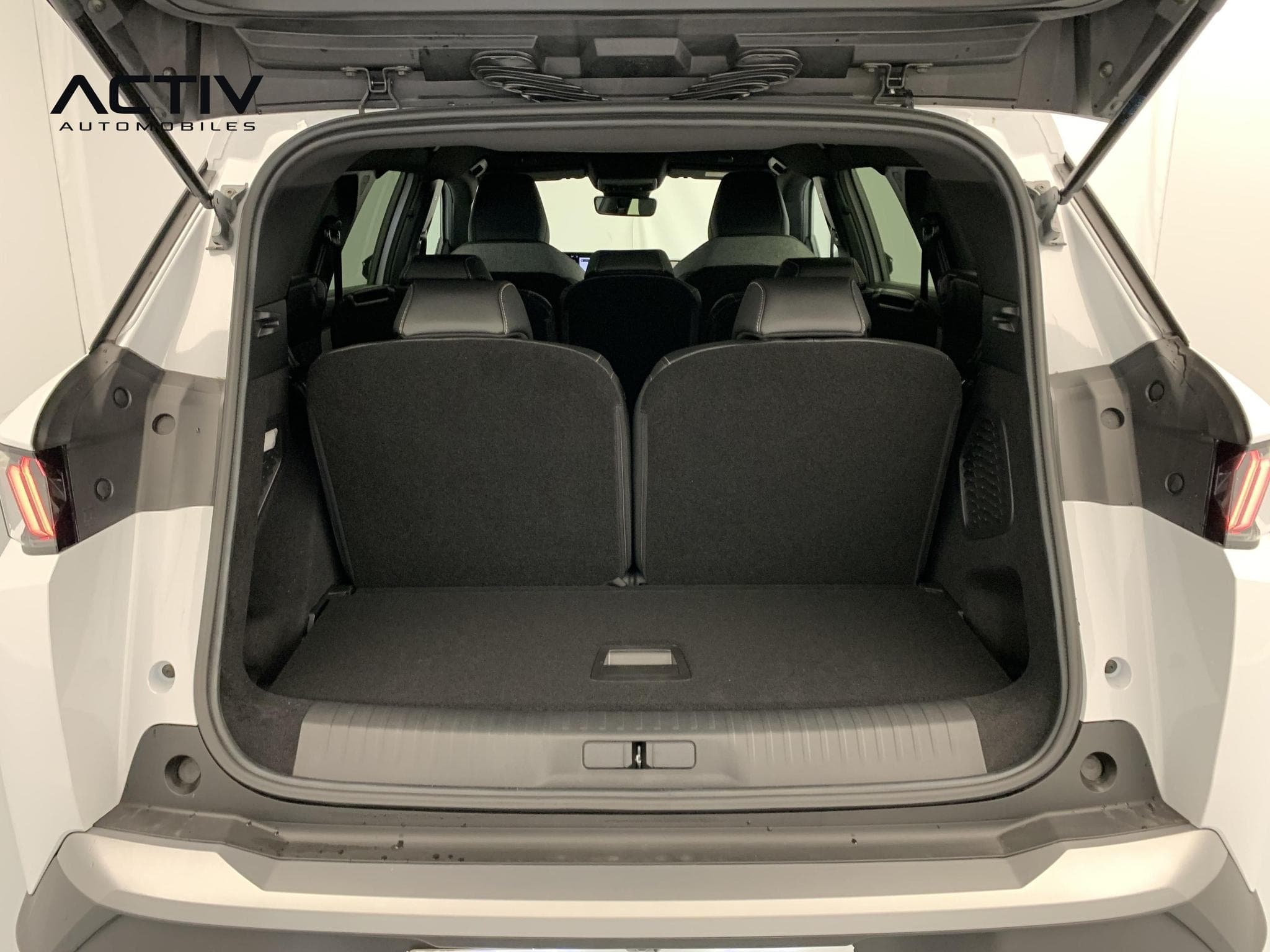 Peugeot 5008 Hybrid 145 e-DCS6 Allure (2026) - Photo 11