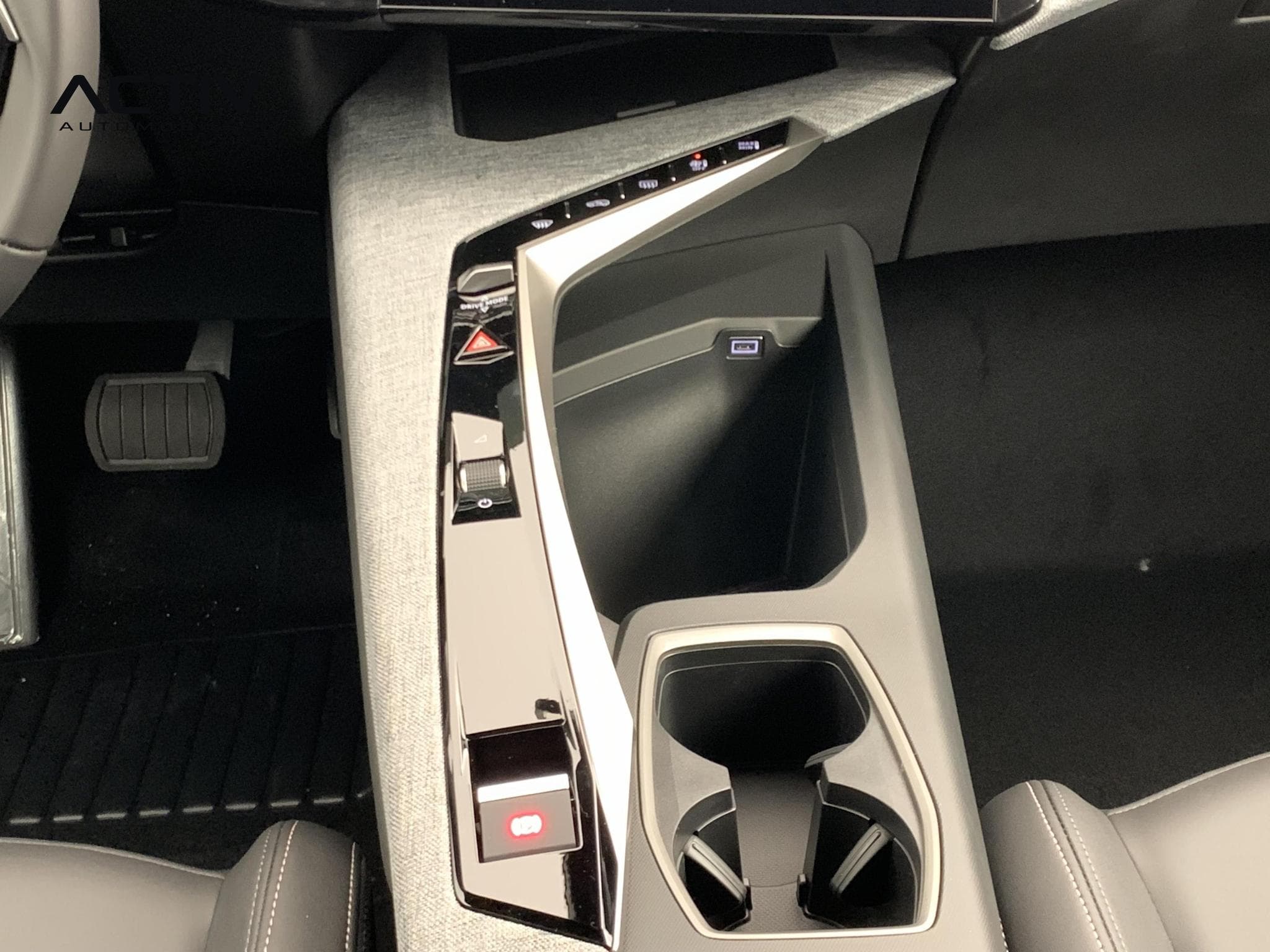 Peugeot 5008 Hybrid 145 e-DCS6 Allure (2026) - Photo 17