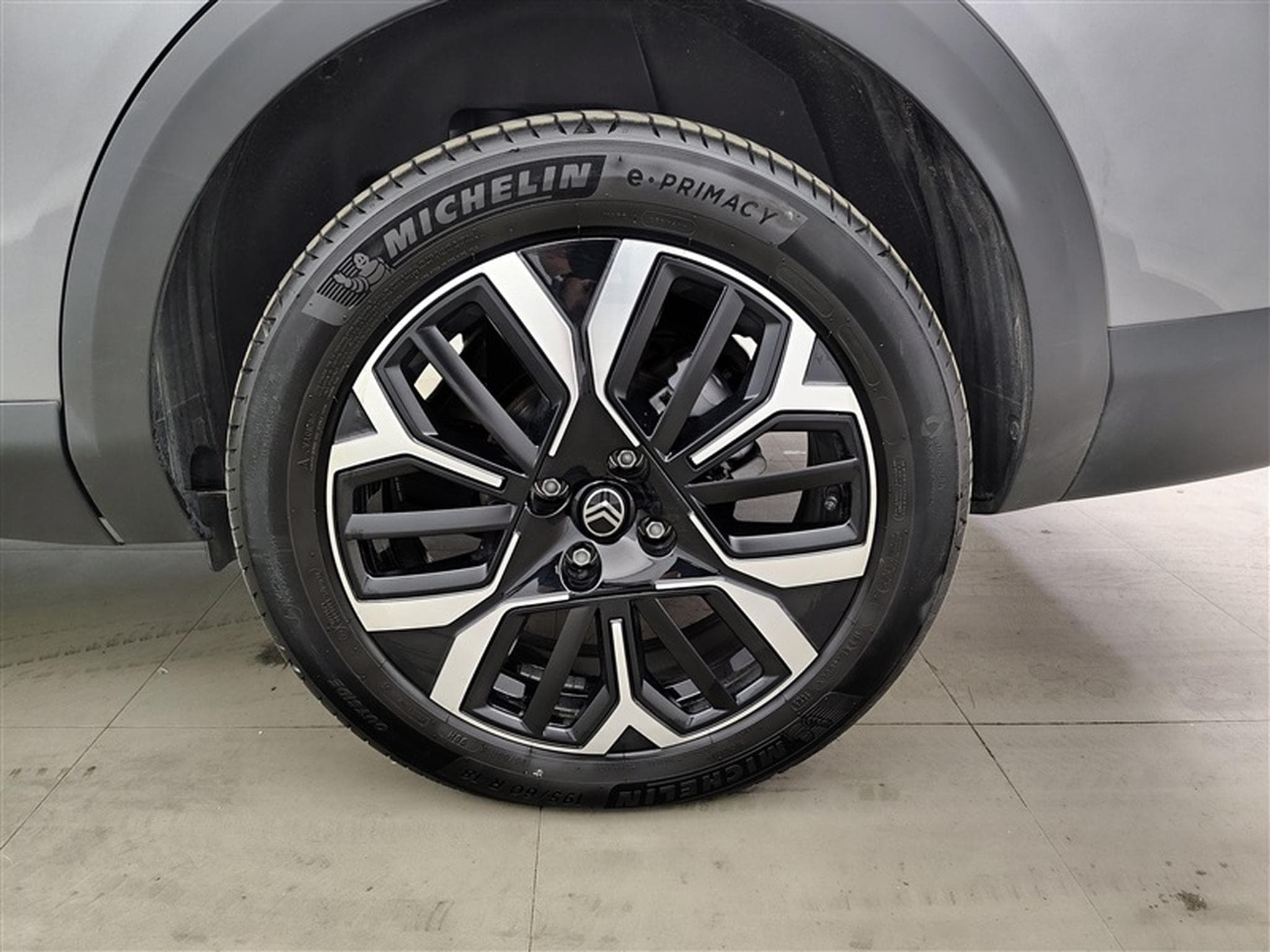 Citroën C4 X 1.2 Hybrid 145cv EAT8 Max (2025) - Photo 6