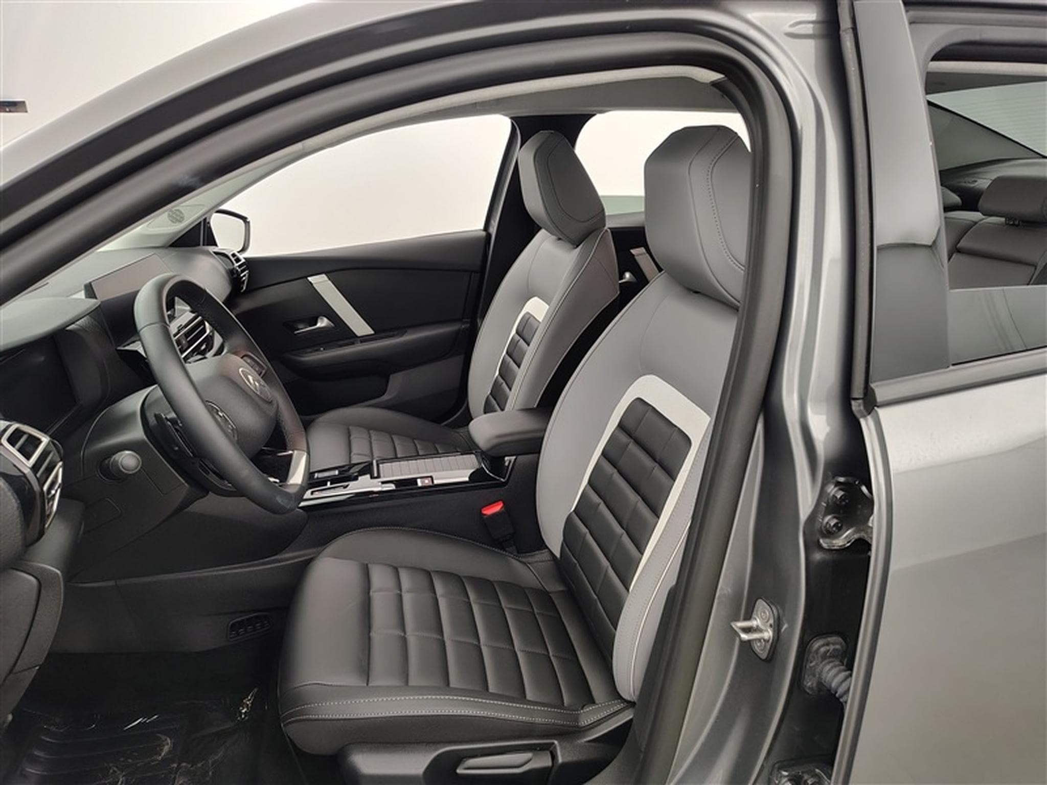 Citroën C4 X 1.2 Hybrid 145cv EAT8 Max (2025) - Photo 7
