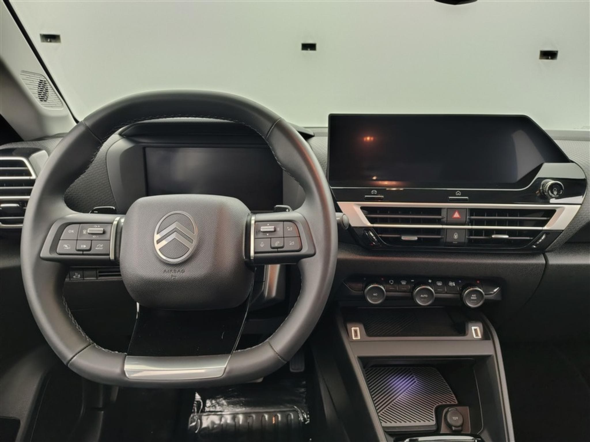 Citroën C4 X 1.2 Hybrid 145cv EAT8 Max (2025) - Photo 9