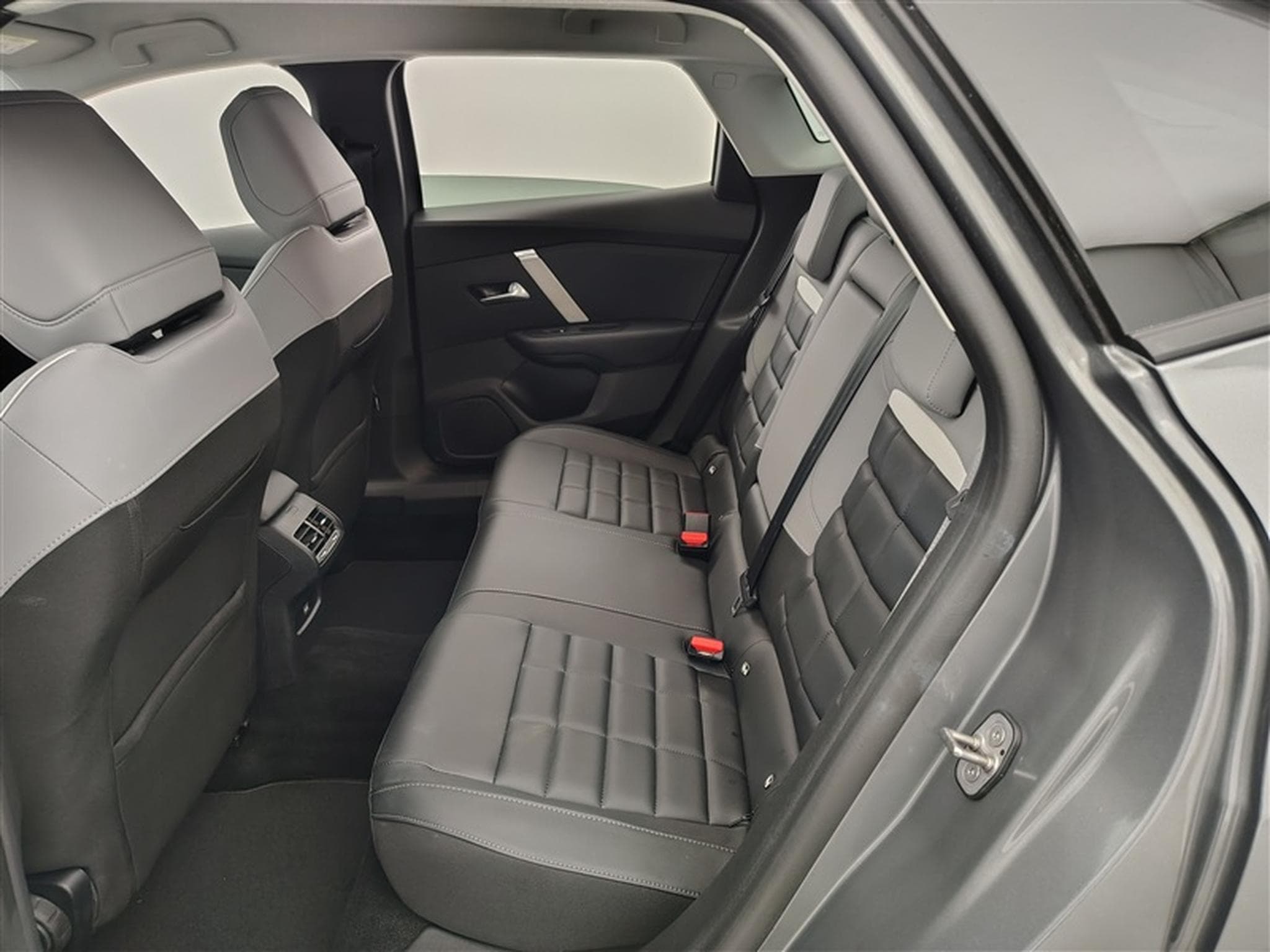Citroën C4 X 1.2 Hybrid 145cv EAT8 Max (2025) - Photo 13