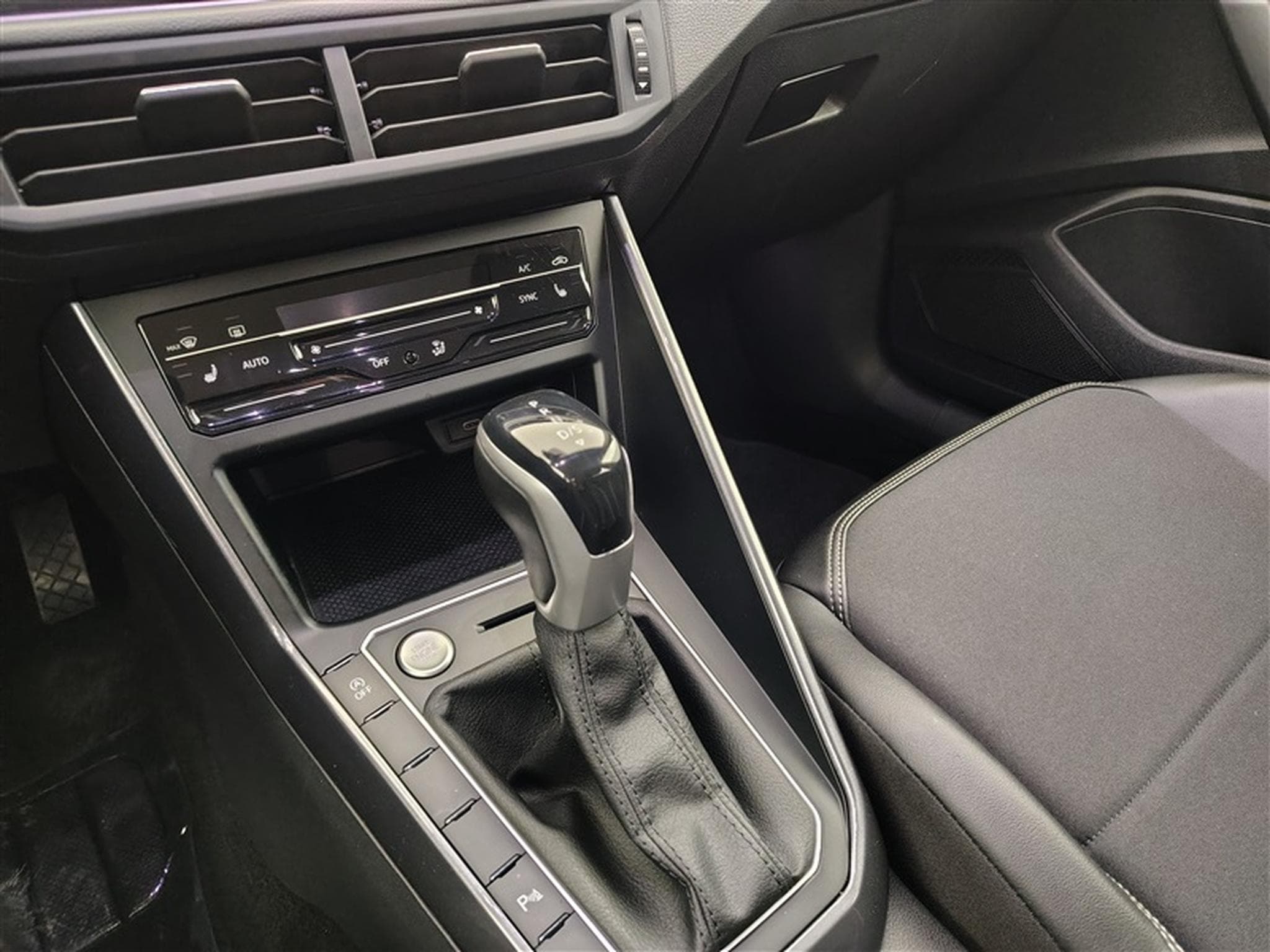 VW Taigo 1.0 TSI 110cv DSG Style CARPLAY / FULL LED / CUIR PARTIEL (2022) - Photo 11