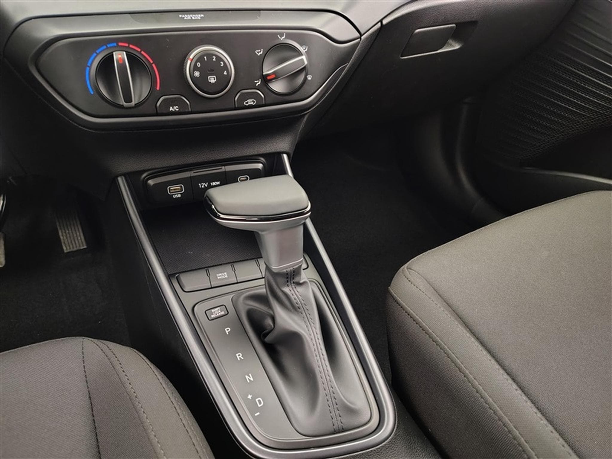 Hyundai i20 1.0 T-GDi 90Cv DCT ConnectLine NAVI / CARPLAY / CAMERA (2026) - Photo 12