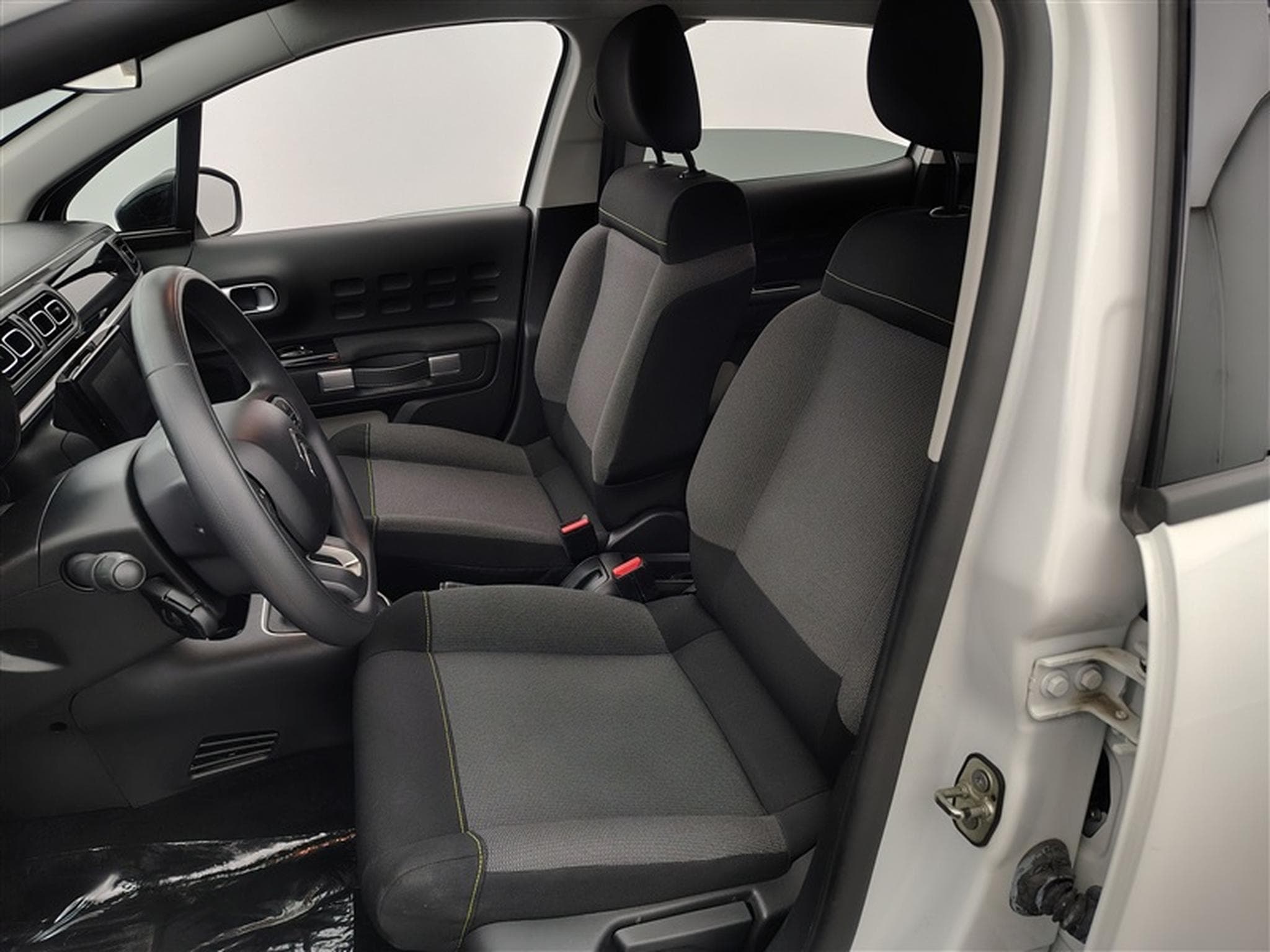 Citroën C3 1.2i PureTech Shine CARPLAY / FULL LED / JA 16" (2023) - Photo 7