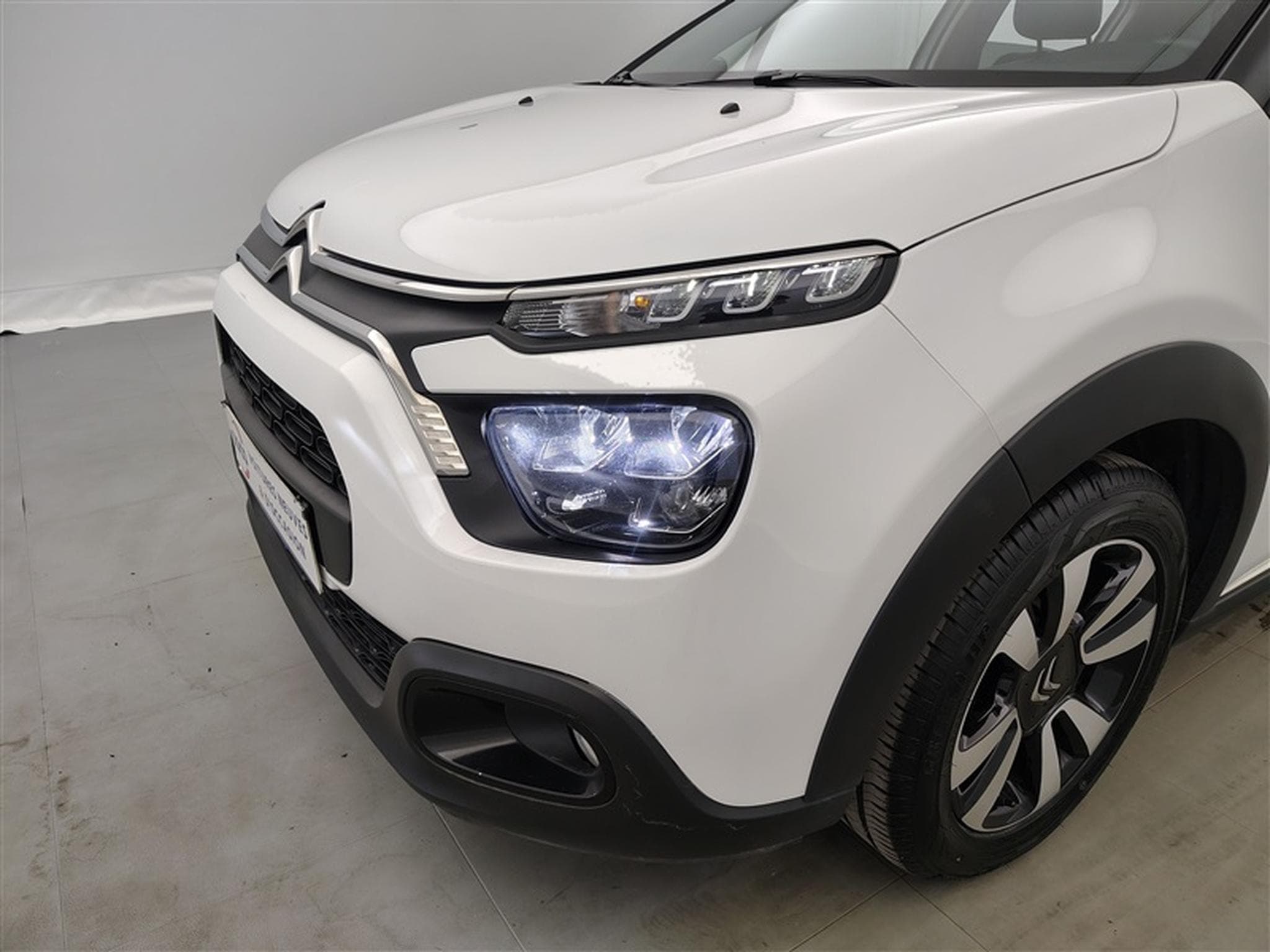 Citroën C3 1.2i PureTech Shine CARPLAY / FULL LED / JA 16" (2023) - Photo 15