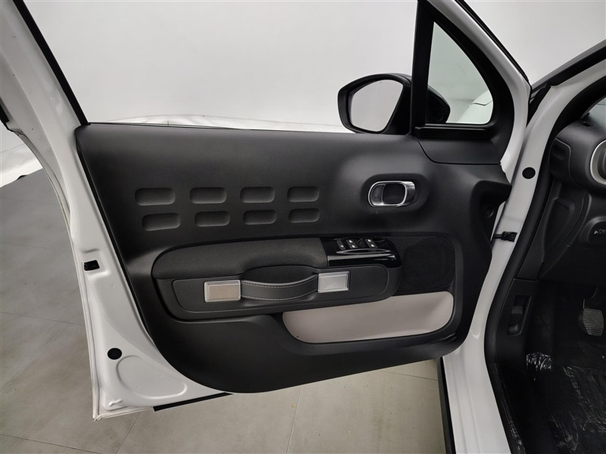 Citroën C3 1.2i PureTech Shine CARPLAY / FULL LED / JA 16" (2023) - Photo 16
