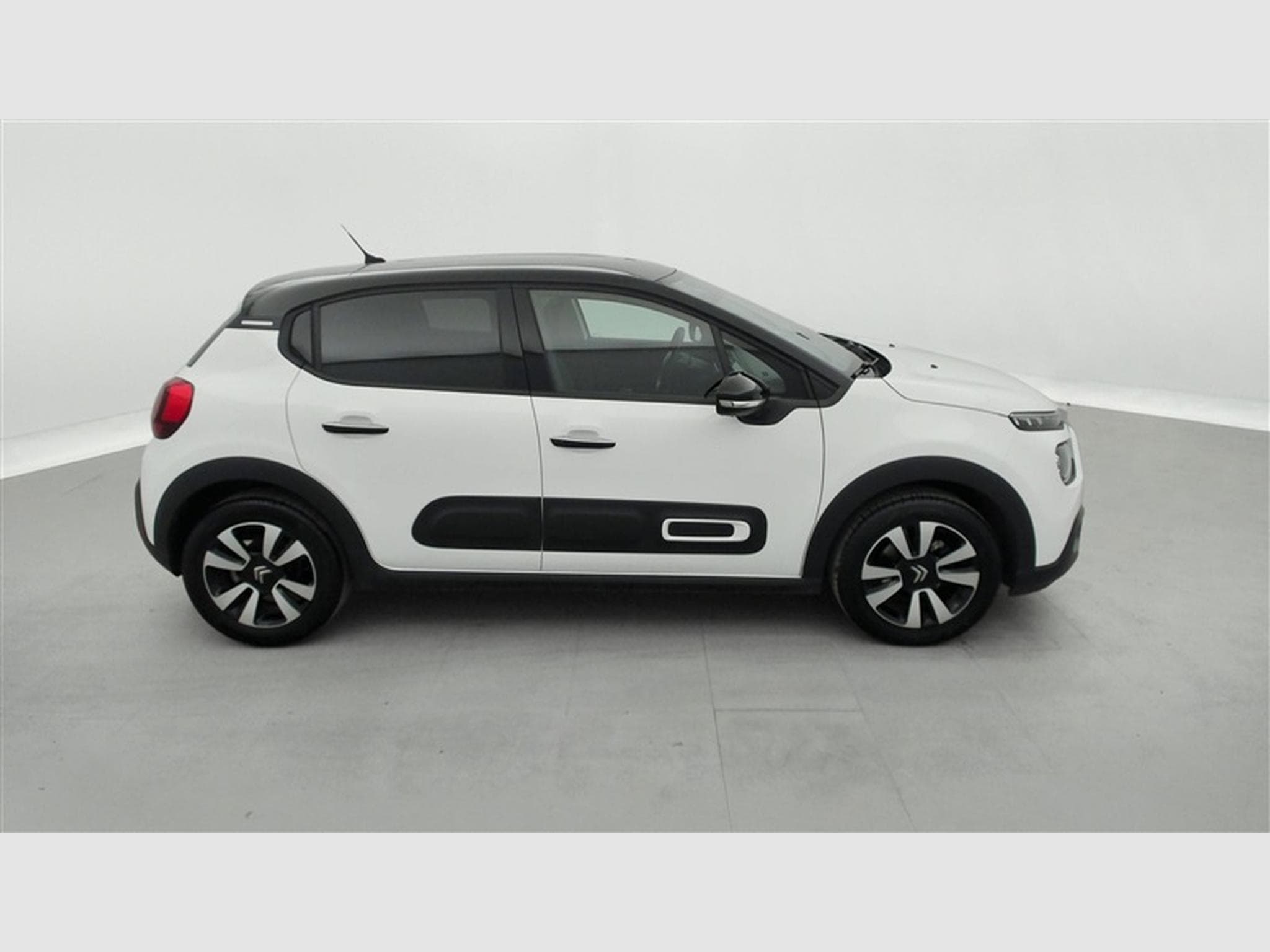 Citroën C3 1.2i PureTech Shine CARPLAY / FULL LED / JA 16" (2023) - Photo 23