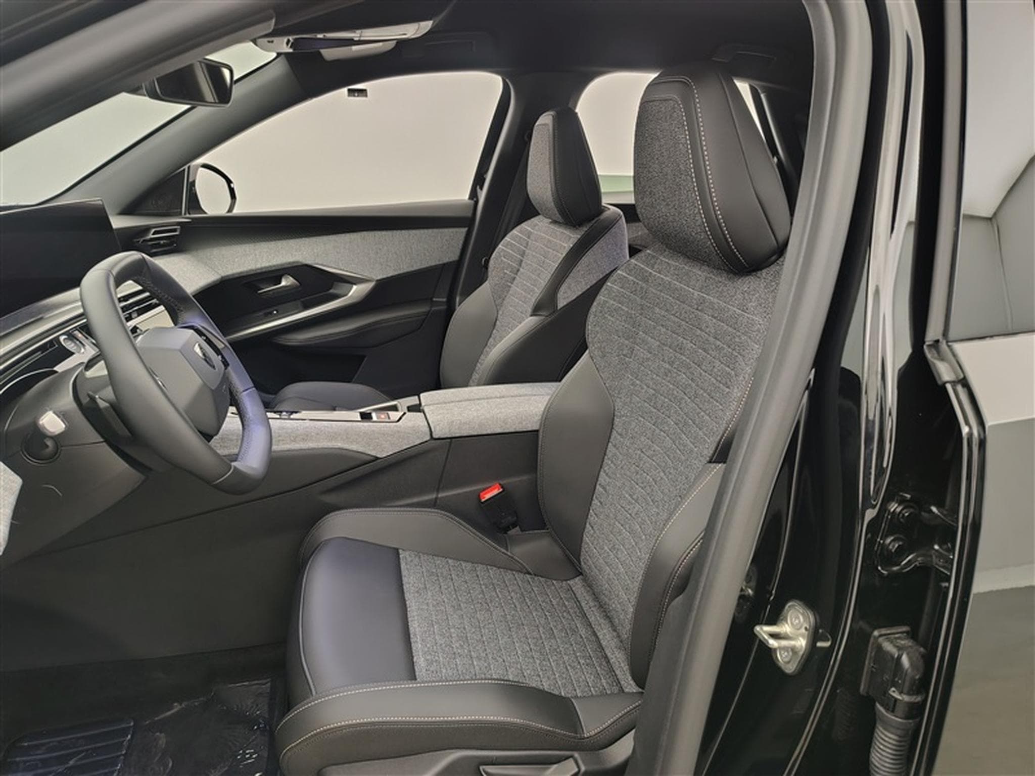 Peugeot 3008 1.2 HYBRID 136cv e-DSC6 Allure Pack NAVI / FULL LED / CAMERA (2025) - Photo 7