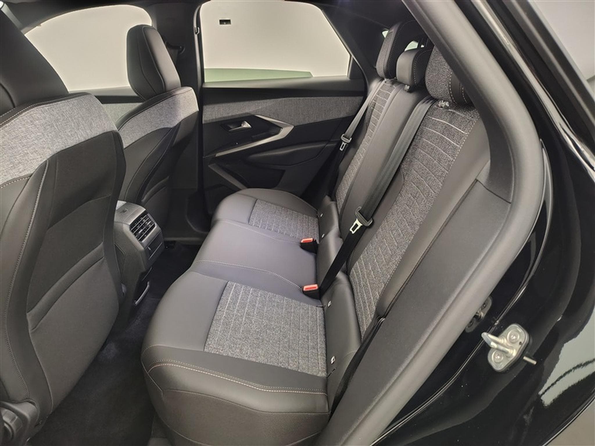 Peugeot 3008 1.2 HYBRID 136cv e-DSC6 Allure Pack NAVI / FULL LED / CAMERA (2025) - Photo 13