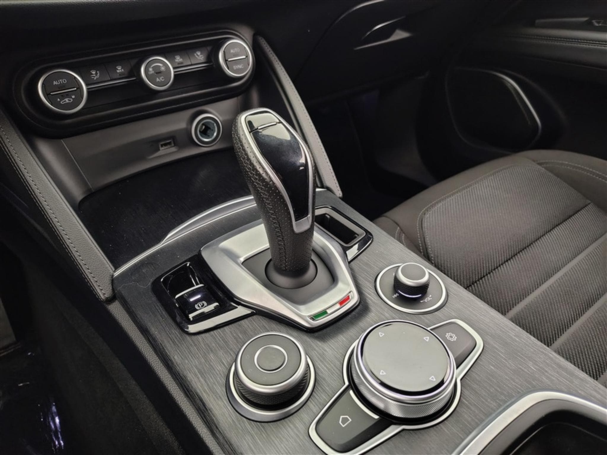 Alfa-Romeo Stelvio 2.2 MJD AT8 Q4 Super NAVI / FULL LED / CAMERA / JA 17" (2023) - Photo 12