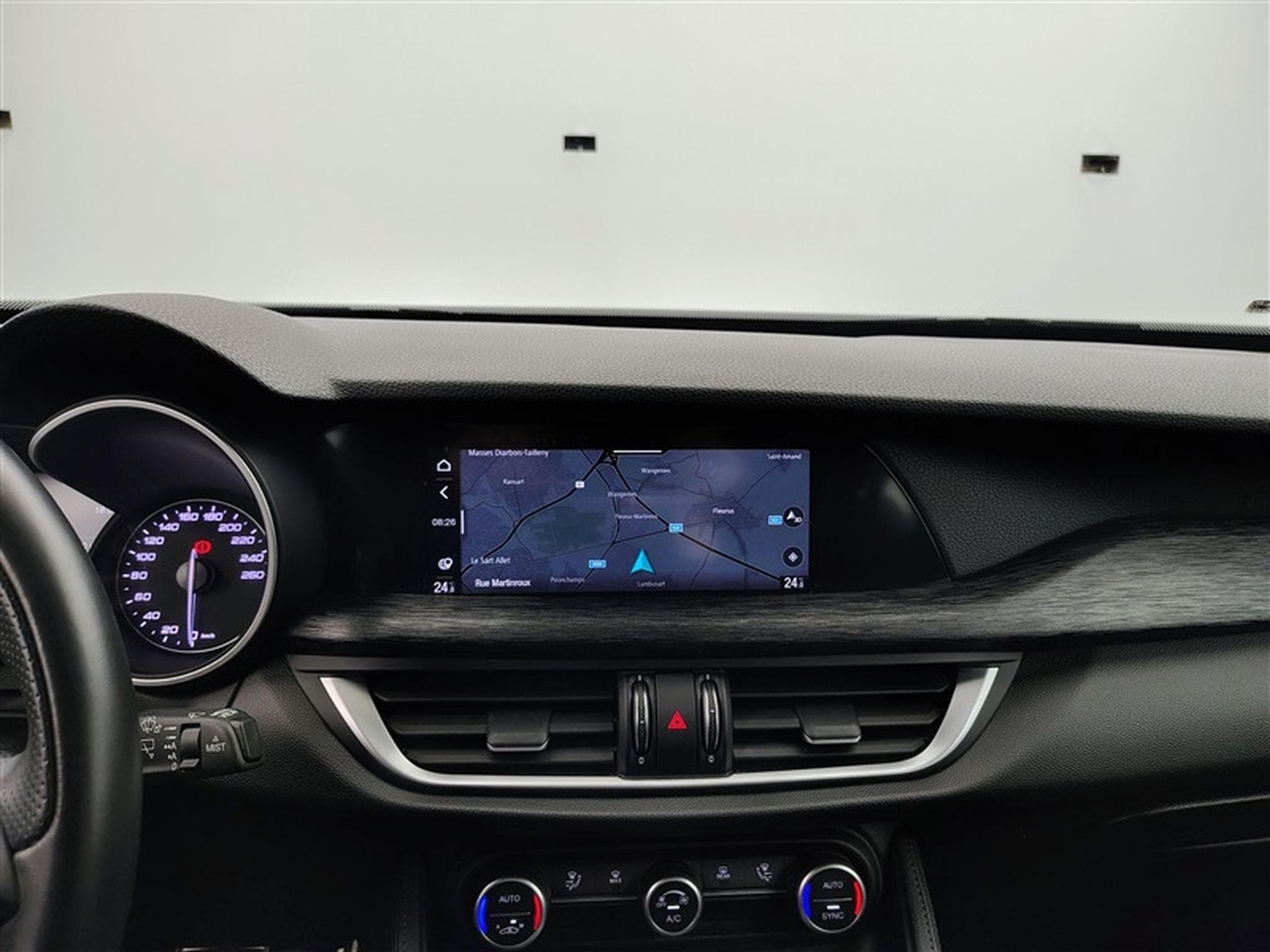 Alfa-Romeo Stelvio 2.2 MJD AT8 Q4 Super NAVI / FULL LED / CAMERA / JA 17" (2023) - Photo 11