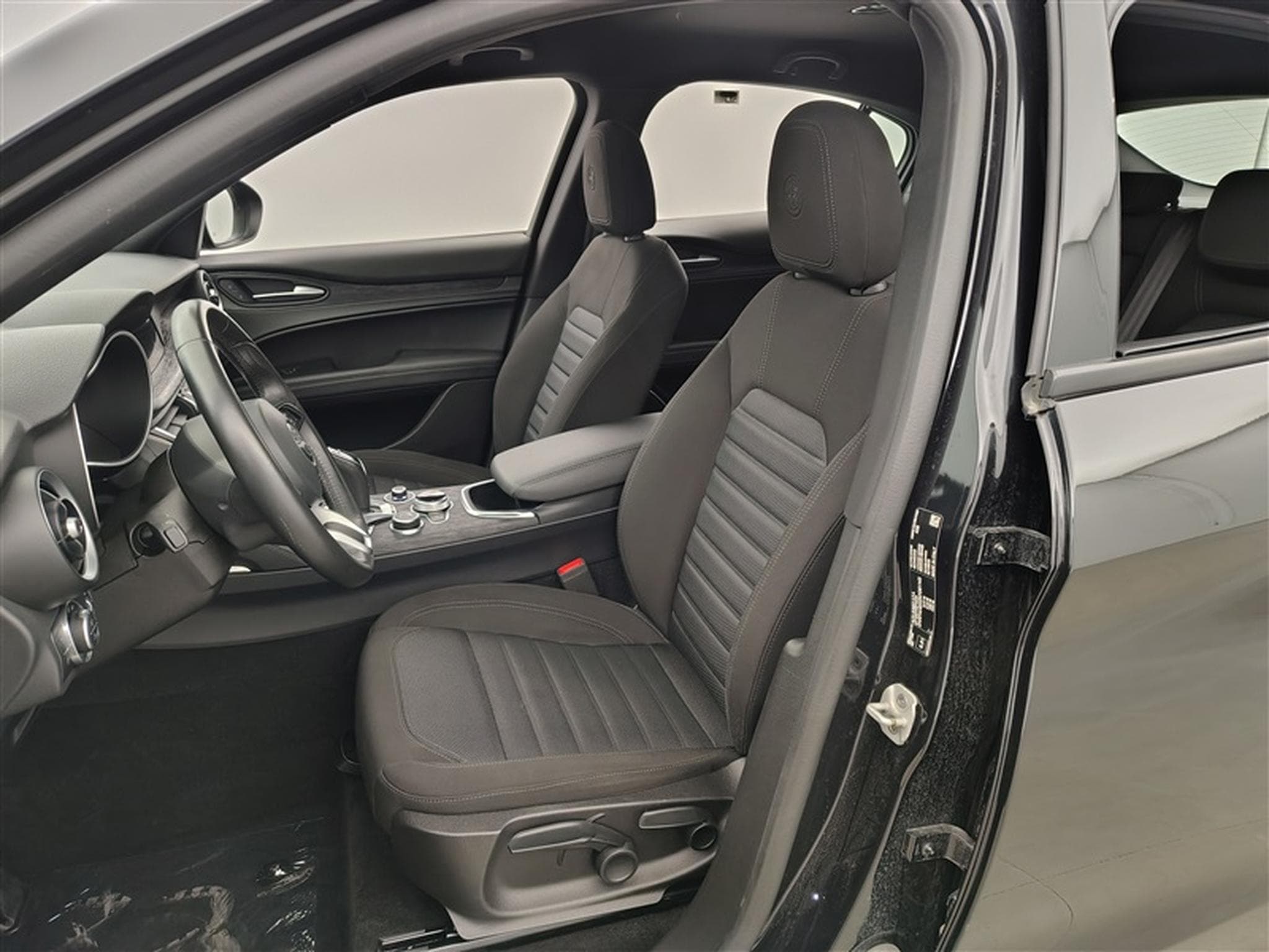 Alfa-Romeo Stelvio 2.2 MJD AT8 Q4 Super NAVI / FULL LED / CAMERA / JA 17" (2023) - Photo 7
