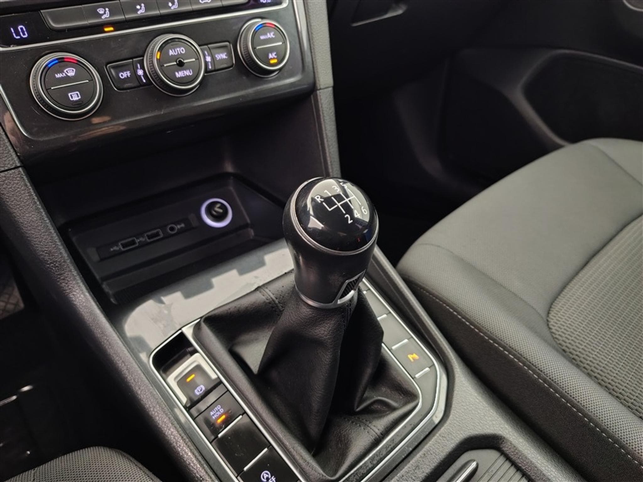 VW Golf 1.0 TSI 115Cv Comfortline CARPLAY / PDC / ALU (2020) - Photo 12