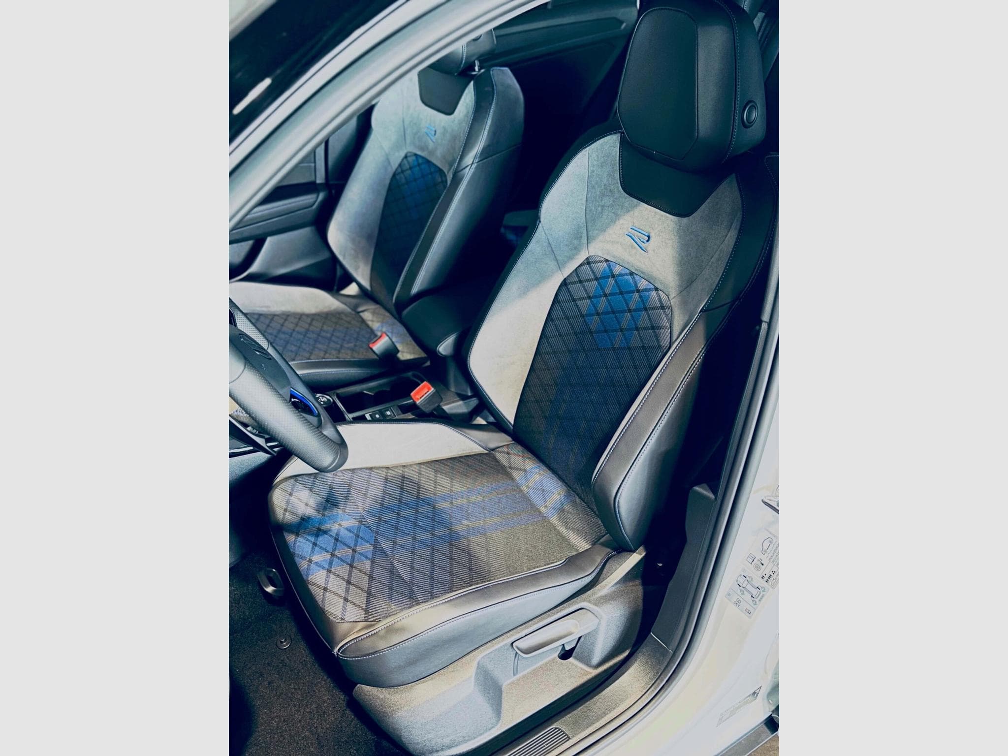 VW T-Roc T-ROC R TSI 4MOTION DSG (2025) - Photo 8
