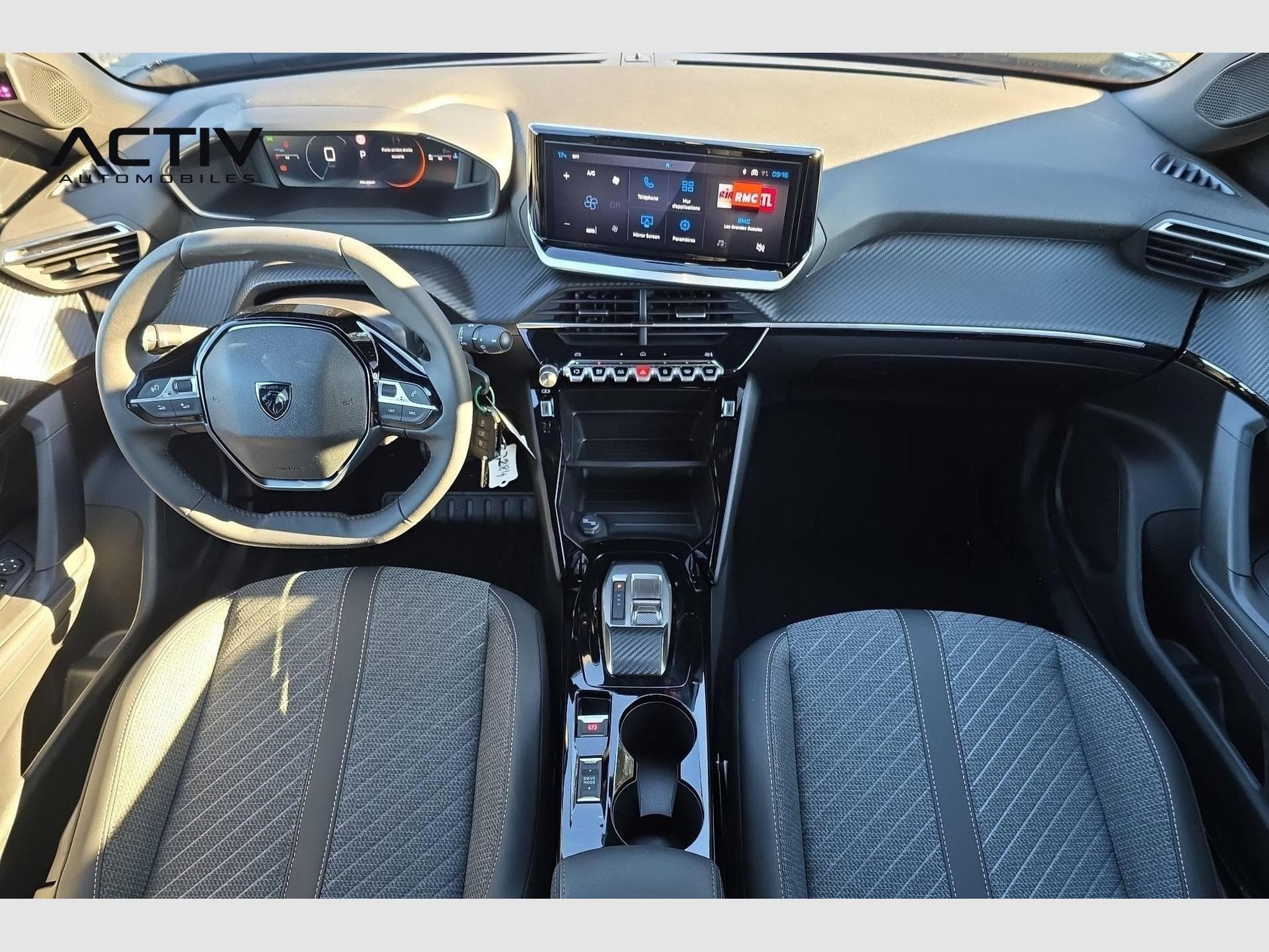 Peugeot 2008 Hybrid 145 e-DCS6 Allure (2026) - Photo 12