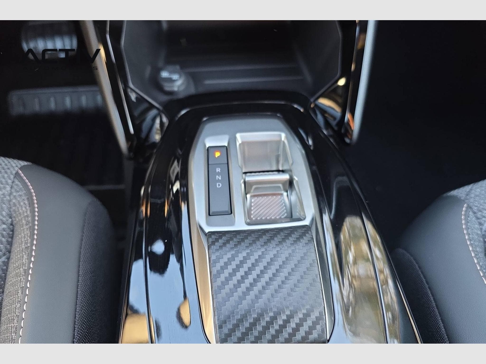 Peugeot 2008 Hybrid 145 e-DCS6 Allure (2026) - Photo 16