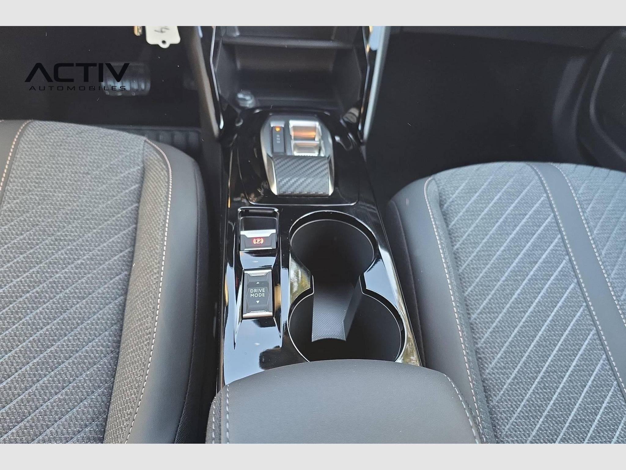 Peugeot 2008 Hybrid 145 e-DCS6 Allure (2026) - Photo 17