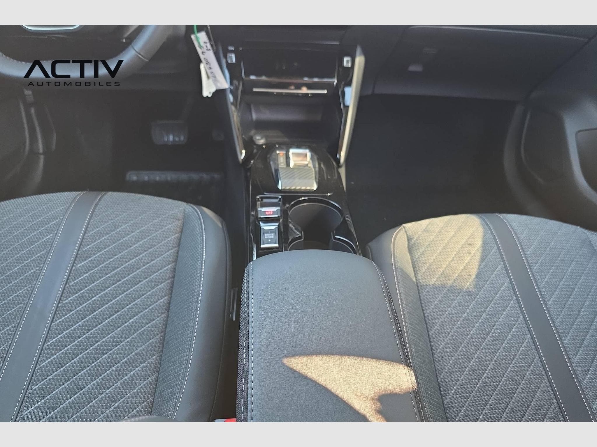Peugeot 208 Hybrid 110 ch e-DCS6 Allure (2025) - Photo 17