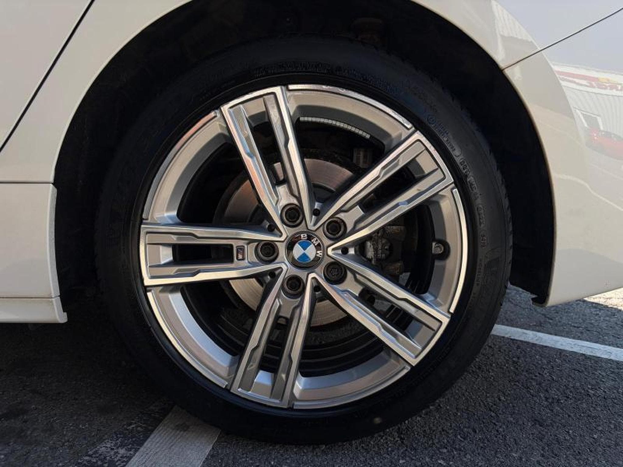 BMW 118 i Pack M 1.5L 140ch /Sièges chauffants/GPS (2019) - Photo 5