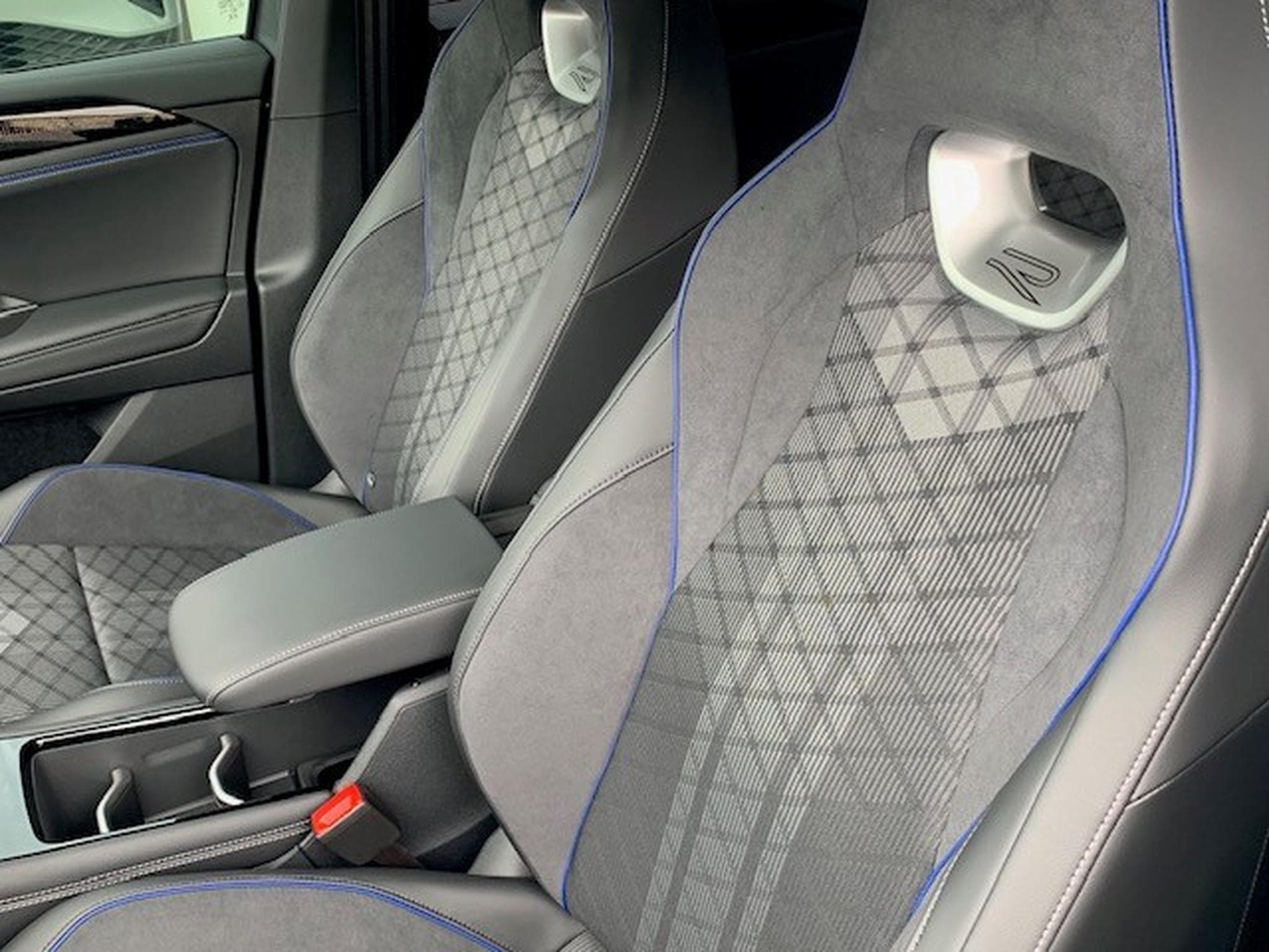 VW Tiguan R-LINE BLACK STYLE 1.5 eHYBRID 177CV DSG6 (2026) - Foto 2