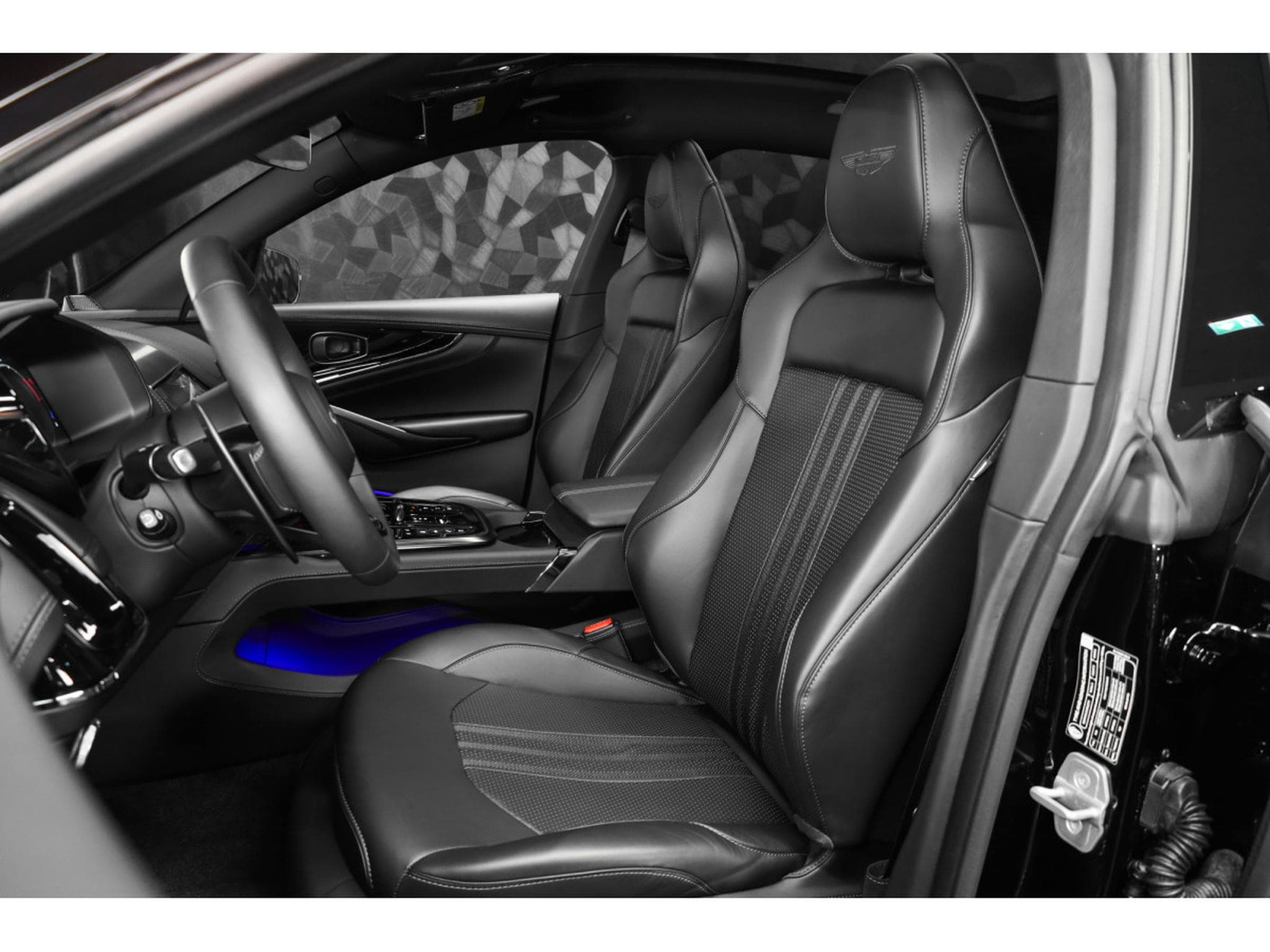 Aston-Martin DBX 707 4.0 V8 Bi-Turbo (2026) - Photo 9