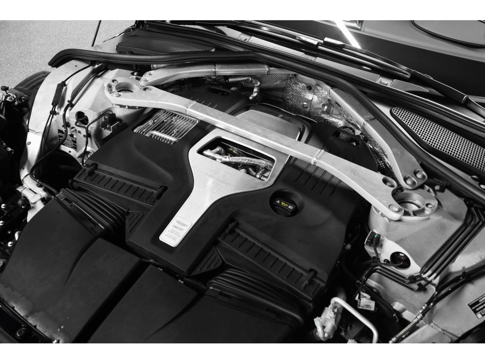 Aston-Martin DBX 707 4.0 V8 Bi-Turbo (2026) - Photo 16