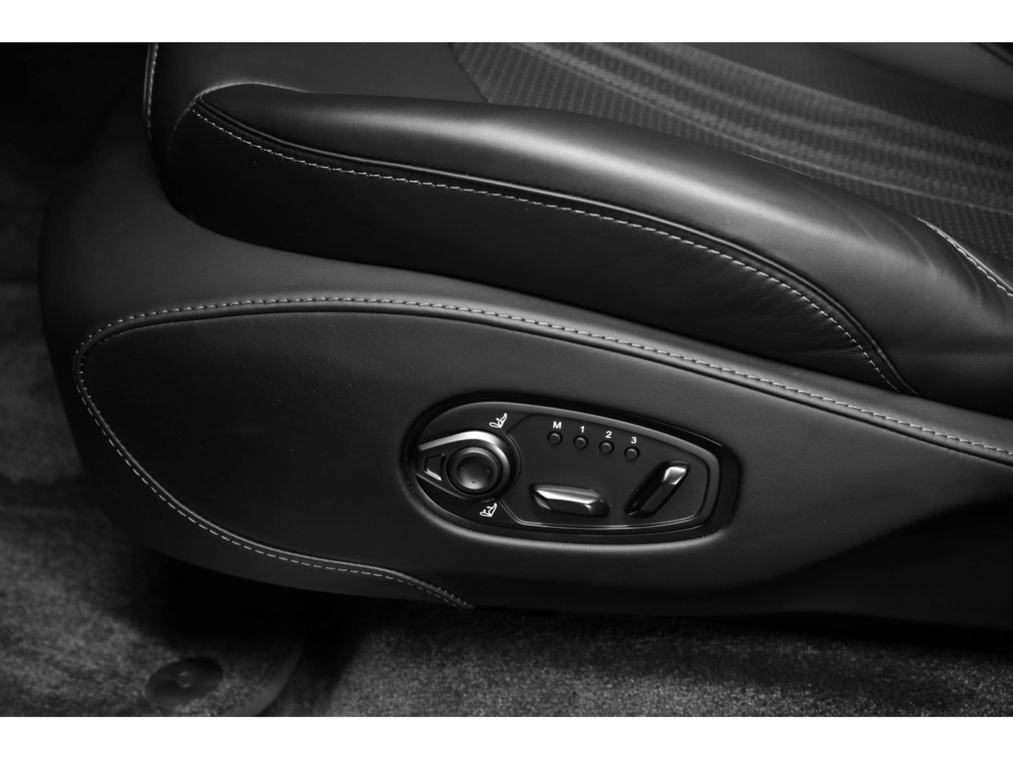 Aston-Martin DBX 707 4.0 V8 Bi-Turbo (2026) - Photo 24