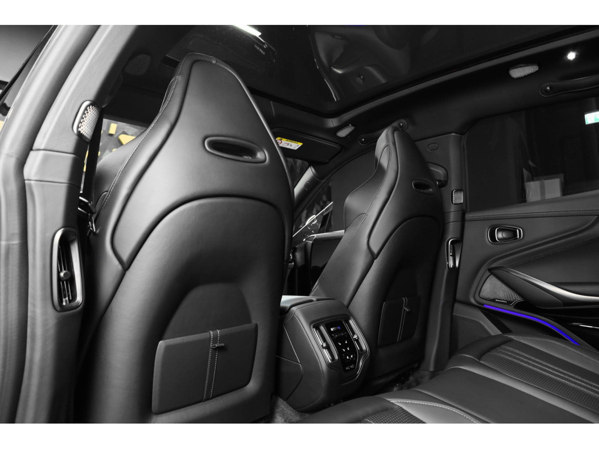 Aston-Martin DBX 707 4.0 V8 Bi-Turbo (2026) - Photo 23