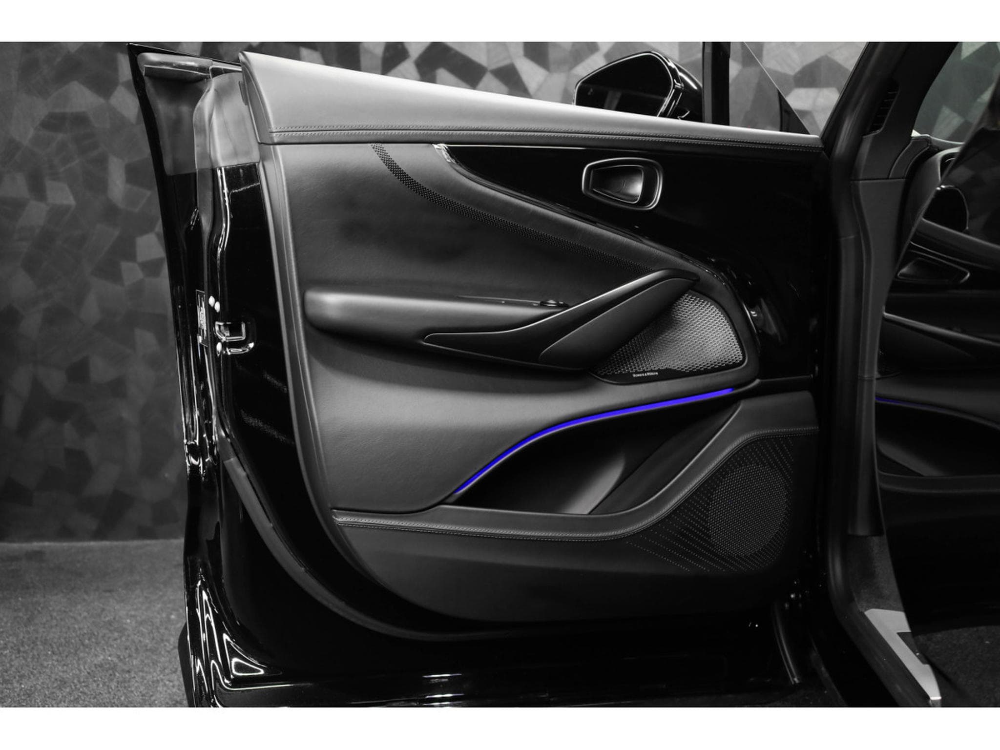 Aston-Martin DBX 707 4.0 V8 Bi-Turbo (2026) - Photo 29