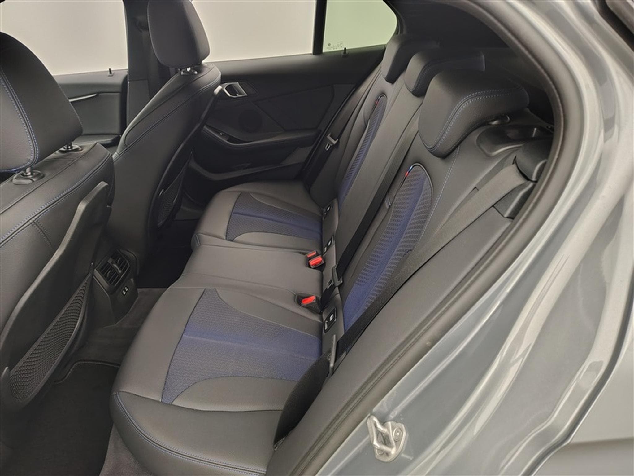 BMW 118 iA Pack M  Navi / Led / PDC av+ar (2024) - Photo 13