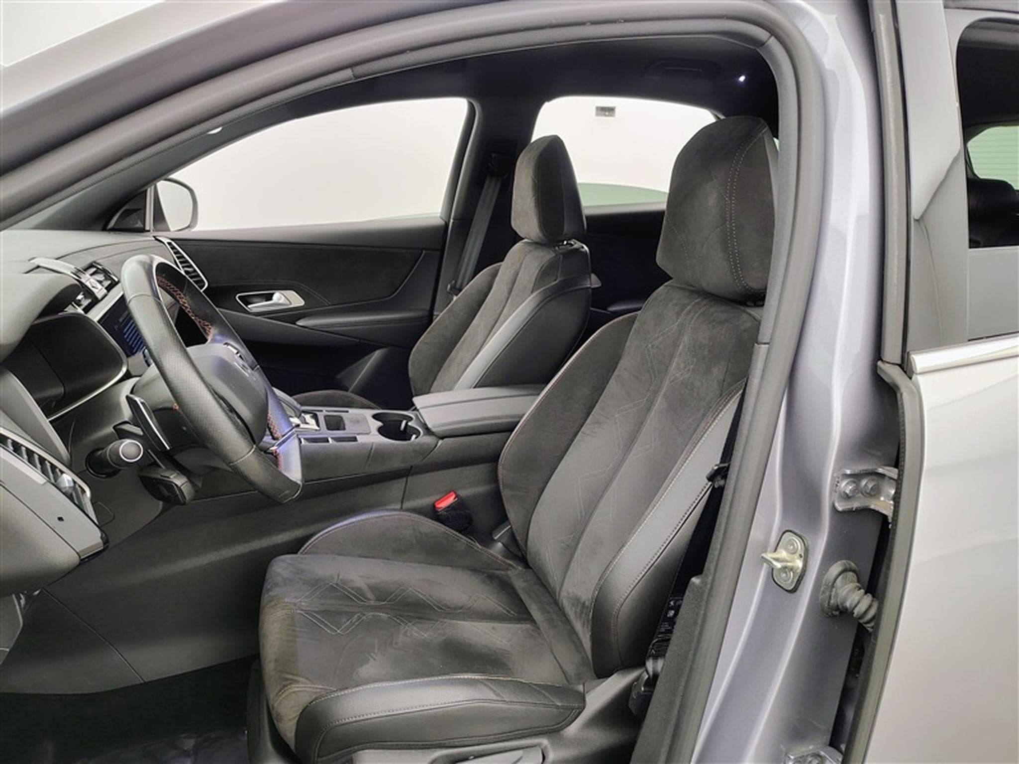 DS Automobiles DS7 1.2 EAT8 Perform. Line NAVI / ALCANTARA / FULL LED (2021) - Photo 7