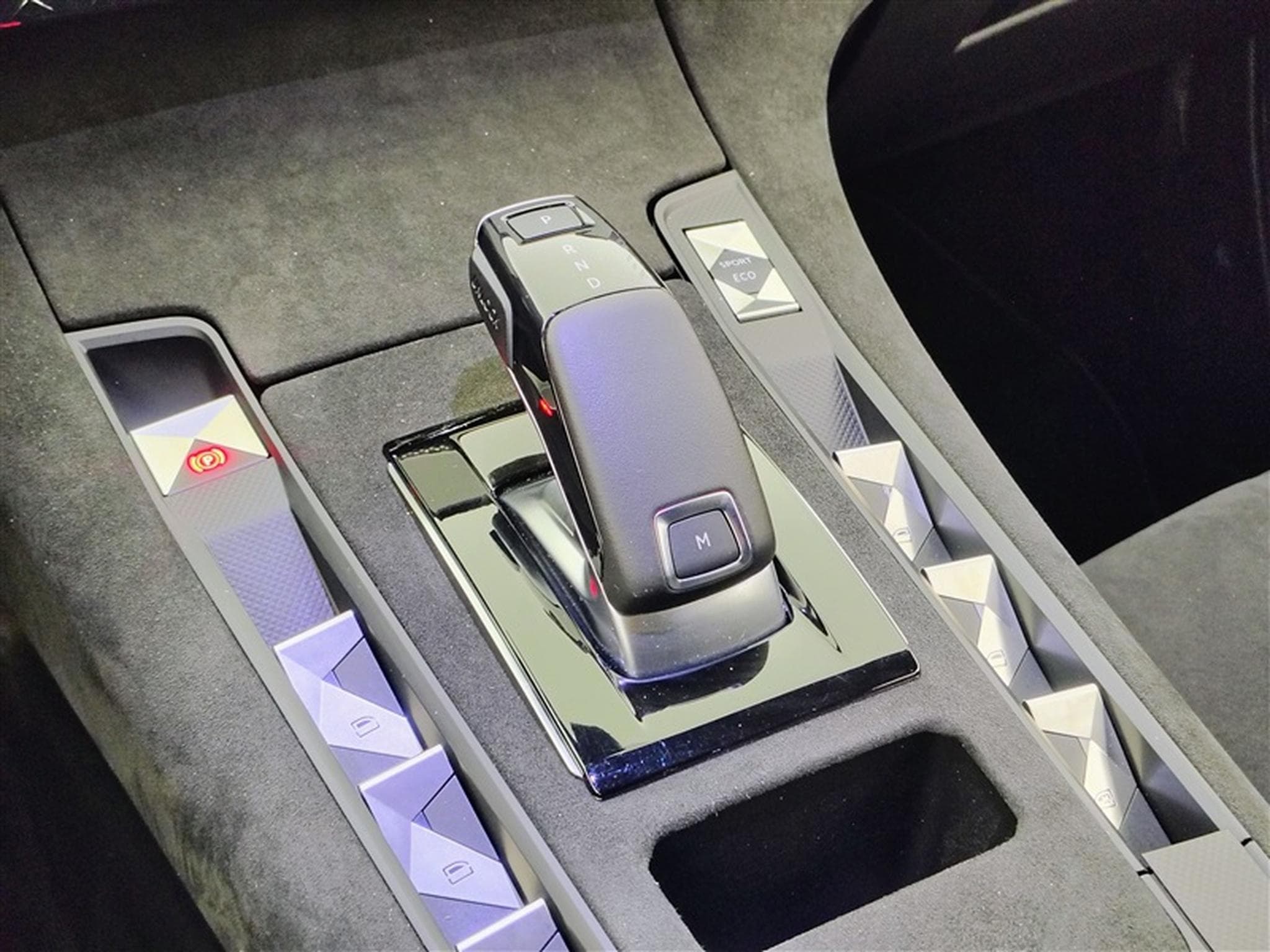 DS Automobiles DS7 1.2 EAT8 Perform. Line NAVI / ALCANTARA / FULL LED (2021) - Photo 12