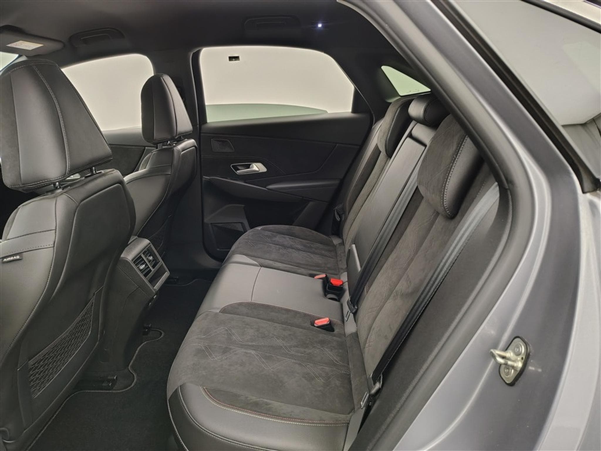 DS Automobiles DS7 1.2 EAT8 Perform. Line NAVI / ALCANTARA / FULL LED (2021) - Photo 13