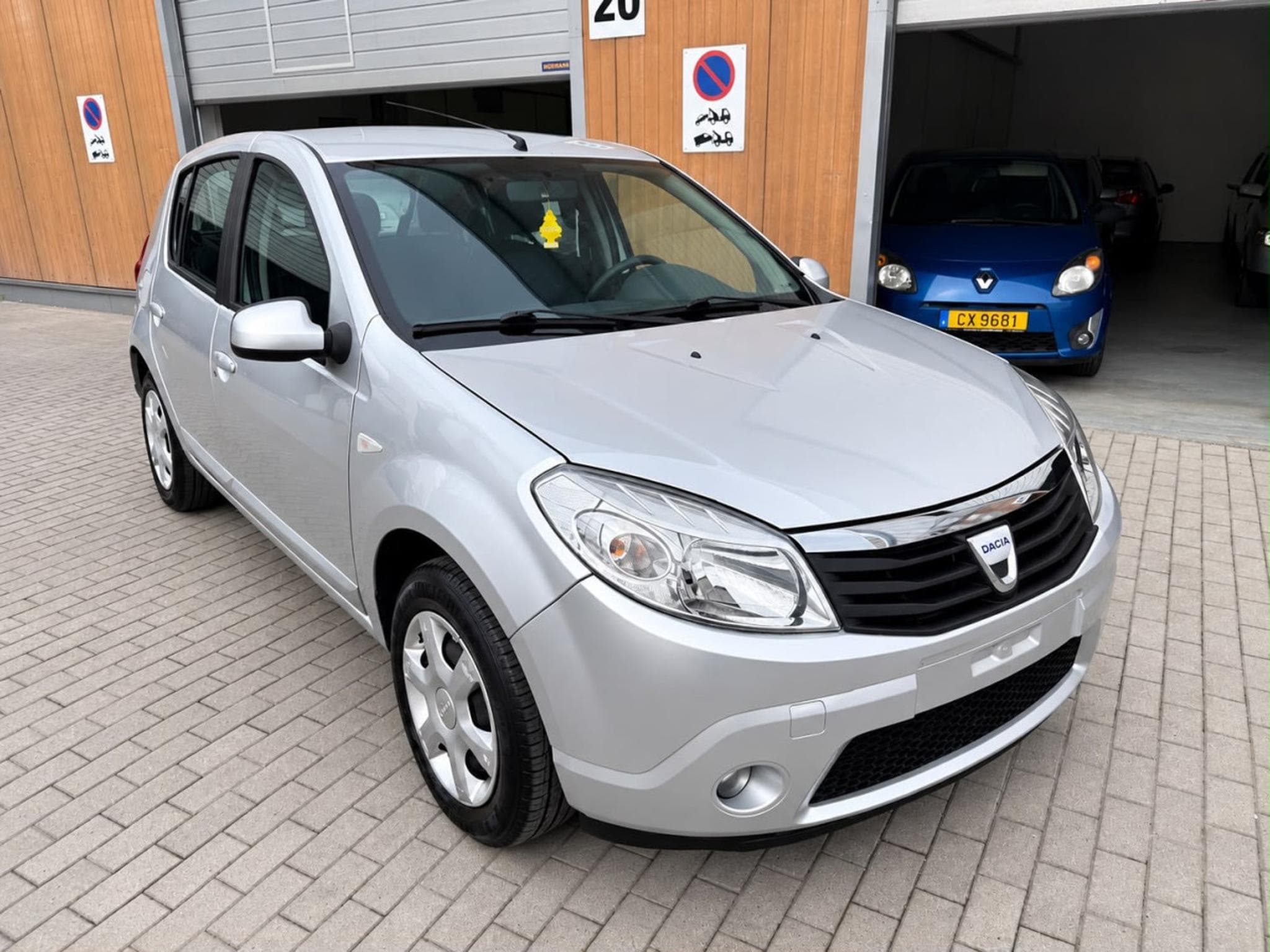 Dacia Sandero 1.5 dCi Laureate (2011) - Photo 2