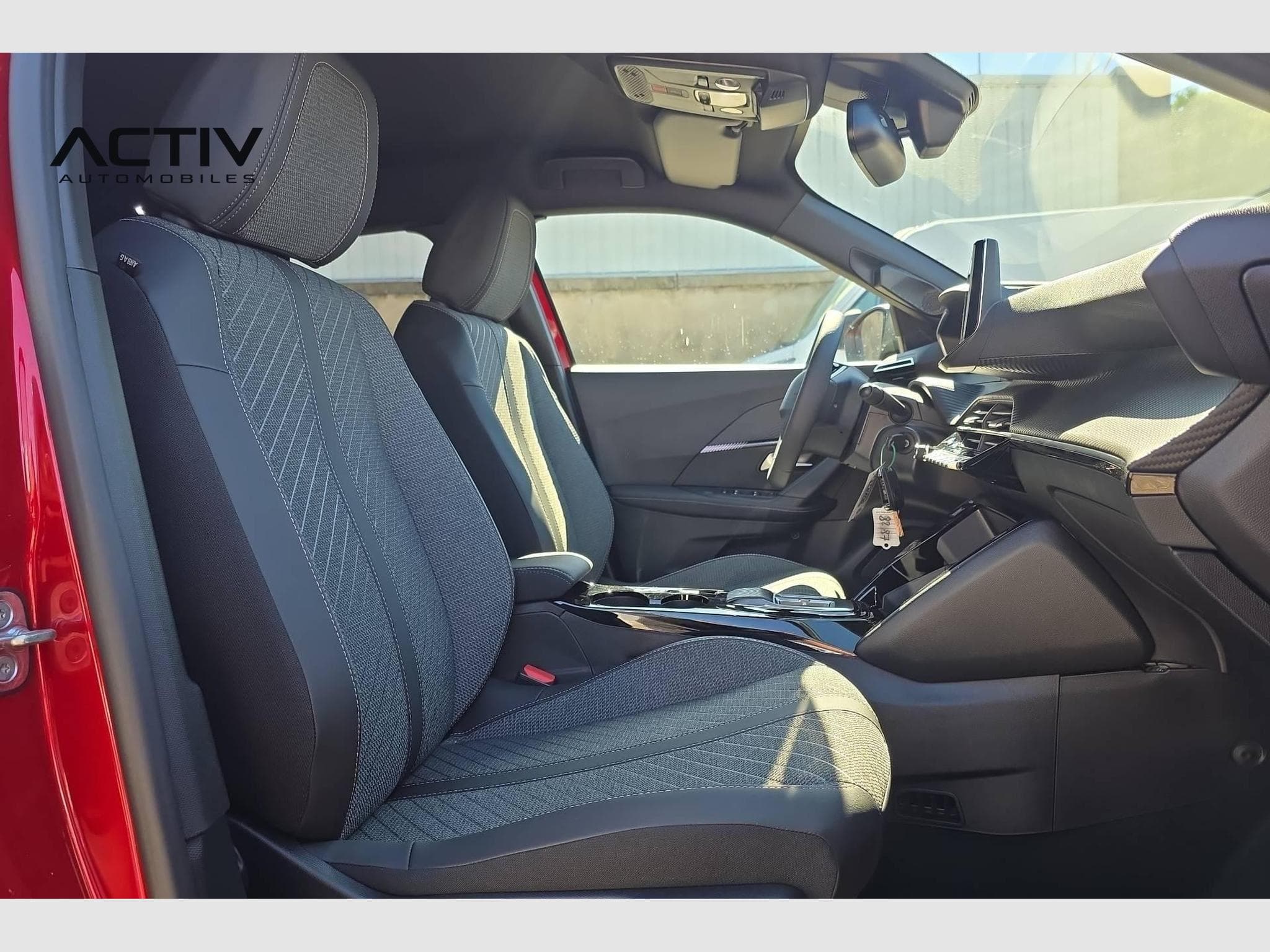 Peugeot 2008 Hybrid 145 e-DCS6 Allure (2026) - Photo 9