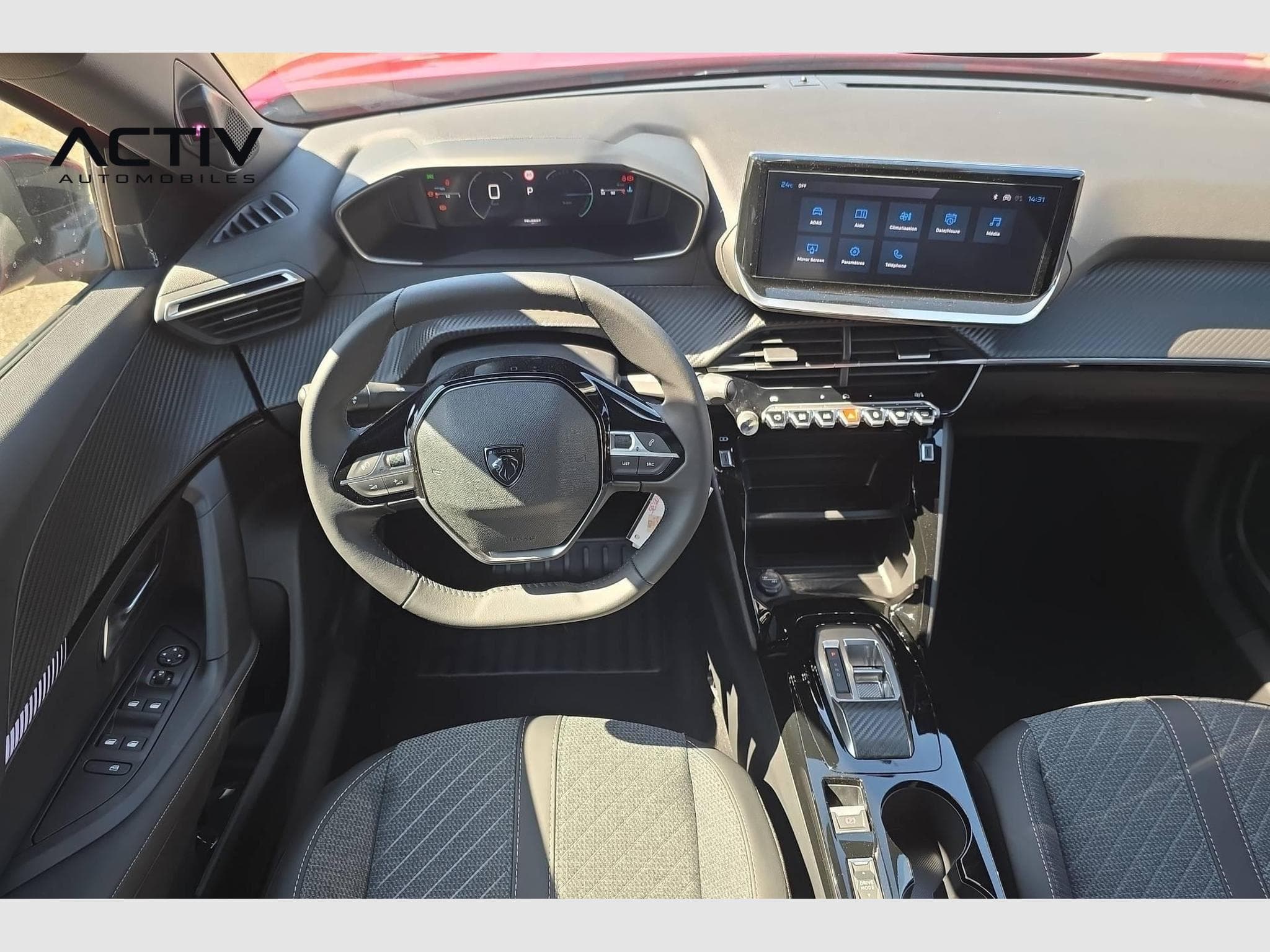 Peugeot 2008 Hybrid 145 e-DCS6 Allure (2026) - Photo 13