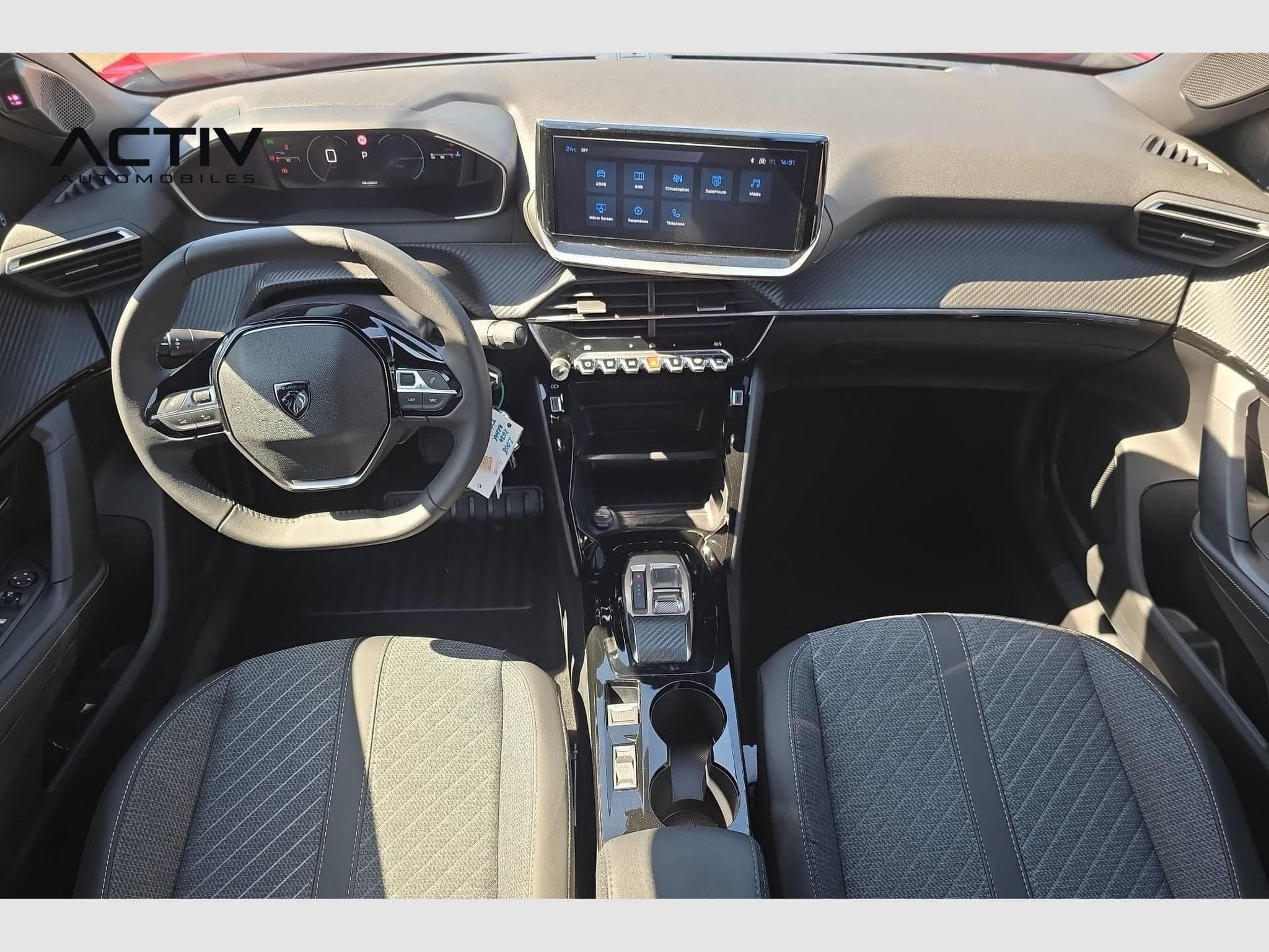 Peugeot 2008 Hybrid 145 e-DCS6 Allure (2026) - Photo 12