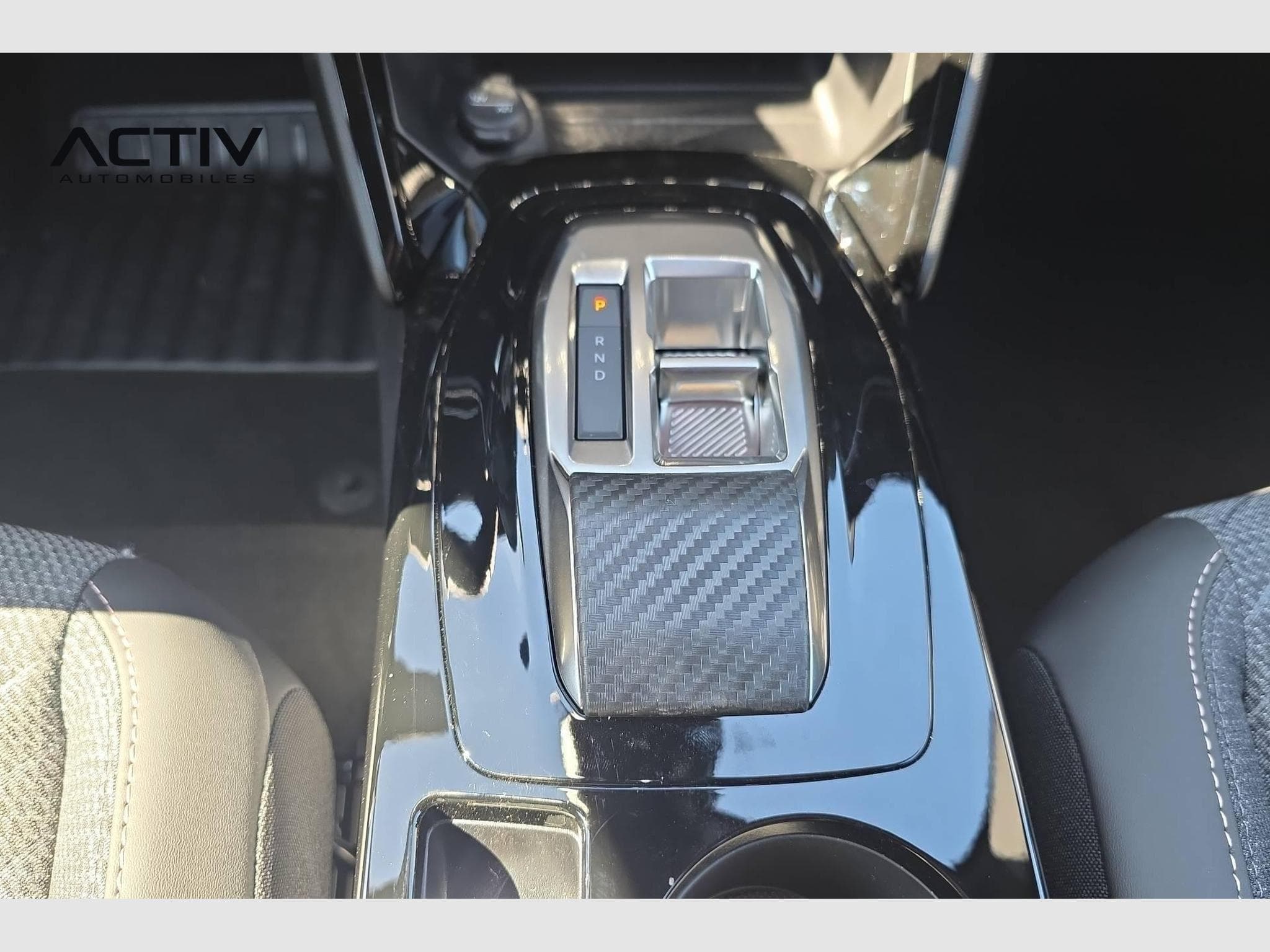 Peugeot 2008 Hybrid 145 e-DCS6 Allure (2026) - Photo 16