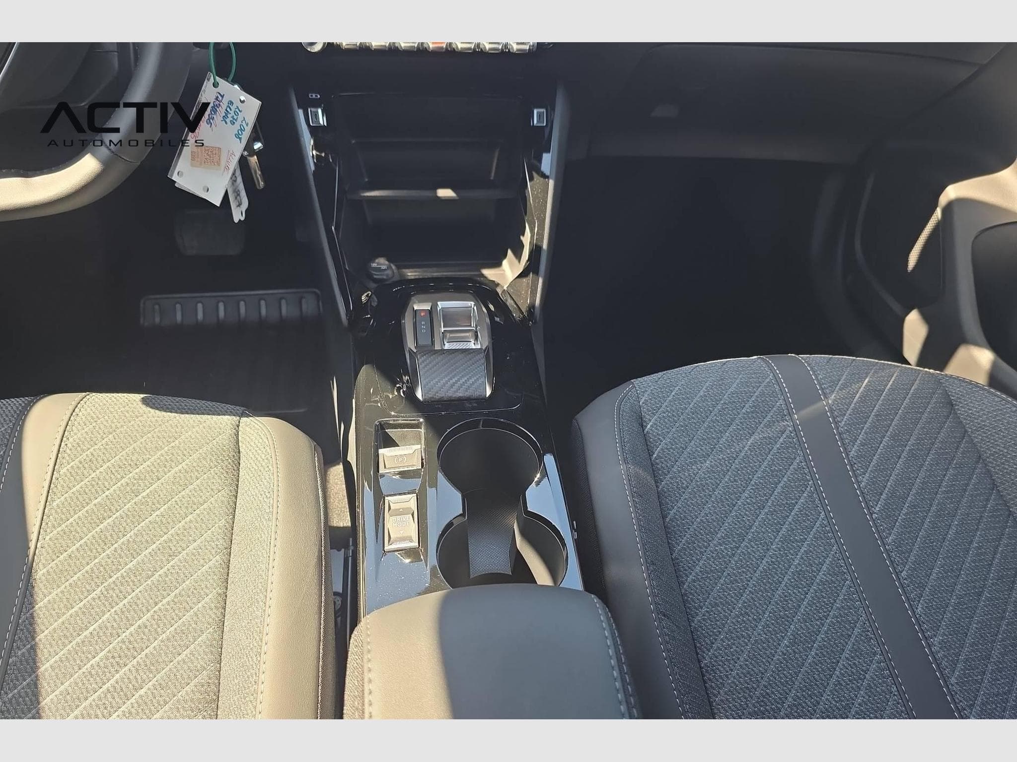 Peugeot 2008 Hybrid 145 e-DCS6 Allure (2026) - Photo 17