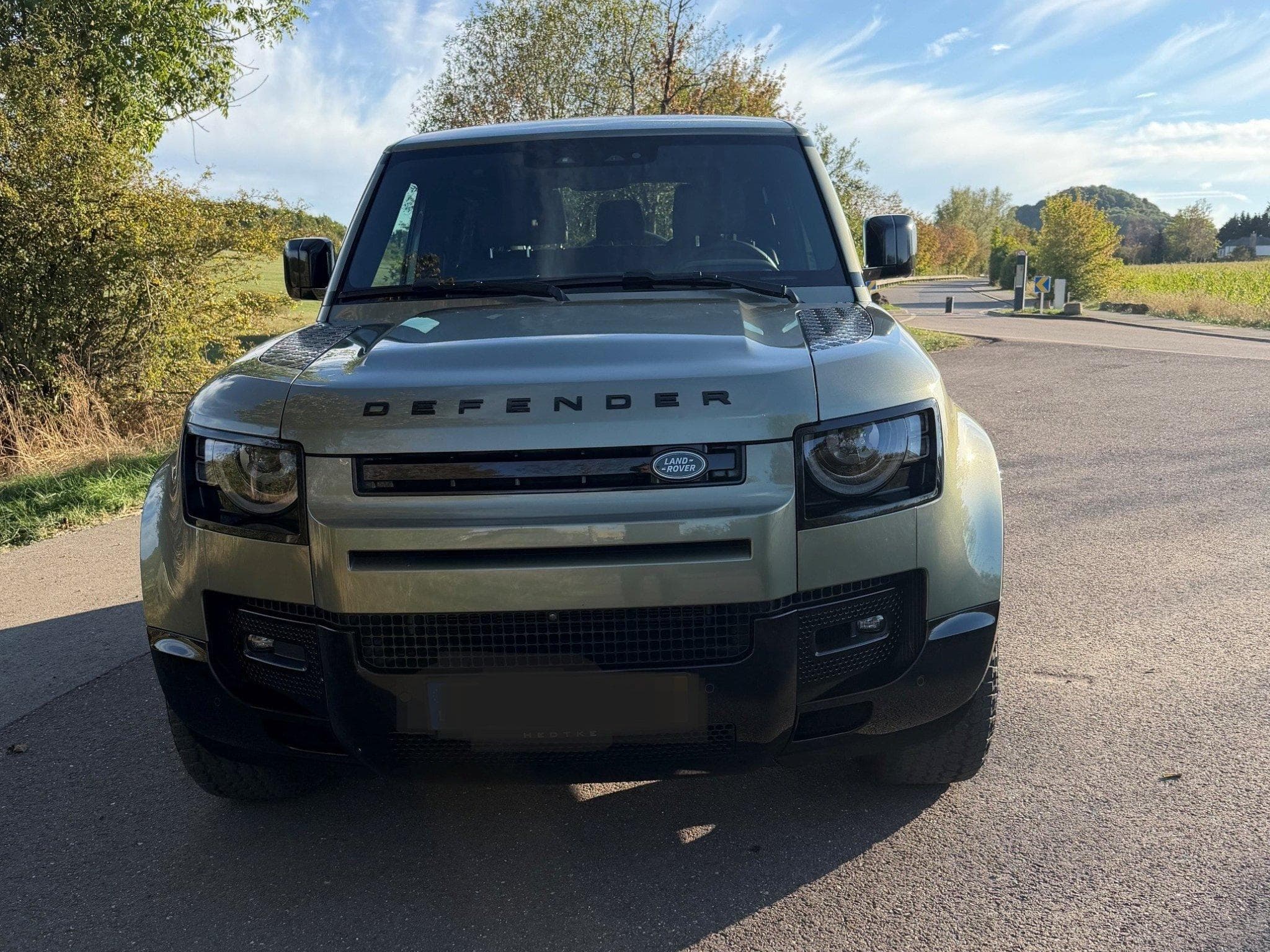 Land-Rover Defender D300 X-Dynamic SE (2025) - Photo 2