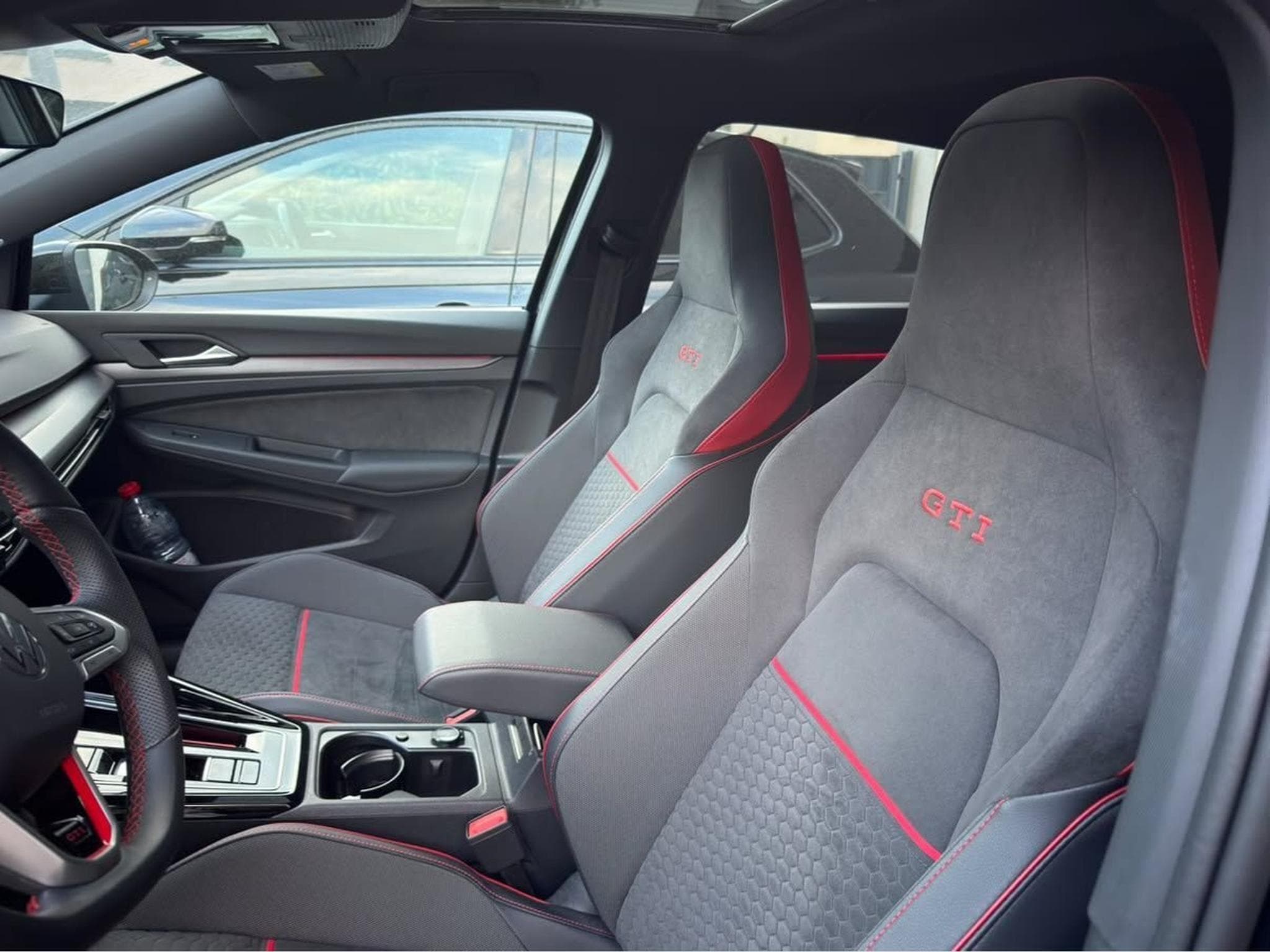 VW Golf VIII GTI Clubsport 2.0 TSI 221 kW / 300 CV (2025) - Photo 6