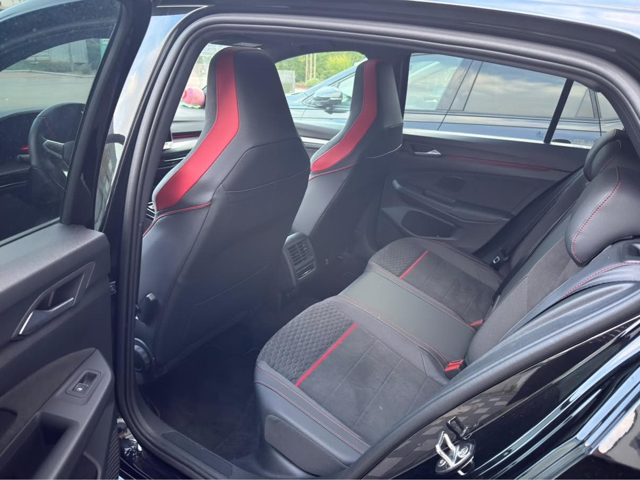 VW Golf VIII GTI Clubsport 2.0 TSI 221 kW / 300 CV (2025) - Photo 8