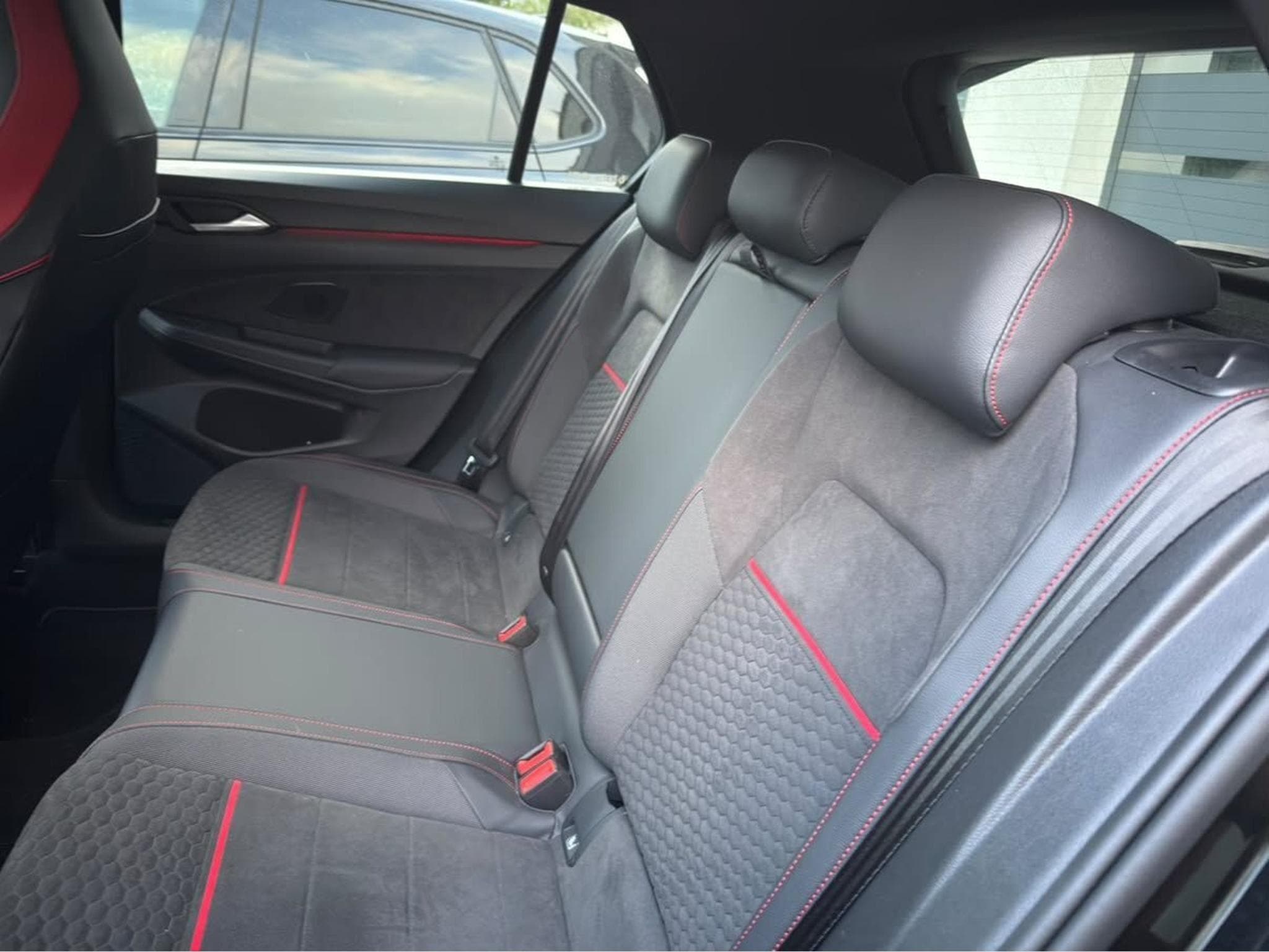 VW Golf VIII GTI Clubsport 2.0 TSI 221 kW / 300 CV (2025) - Photo 9