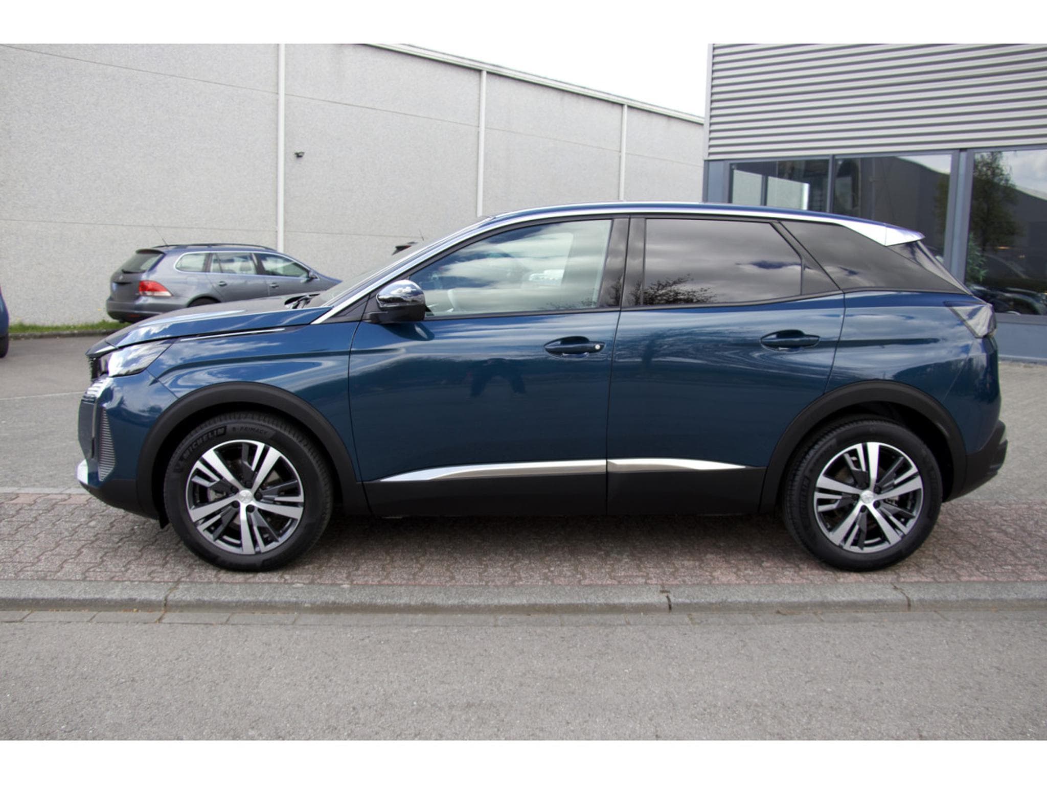 Peugeot 3008 PureTech 130 EAT8 Allure (2024) - Foto 2