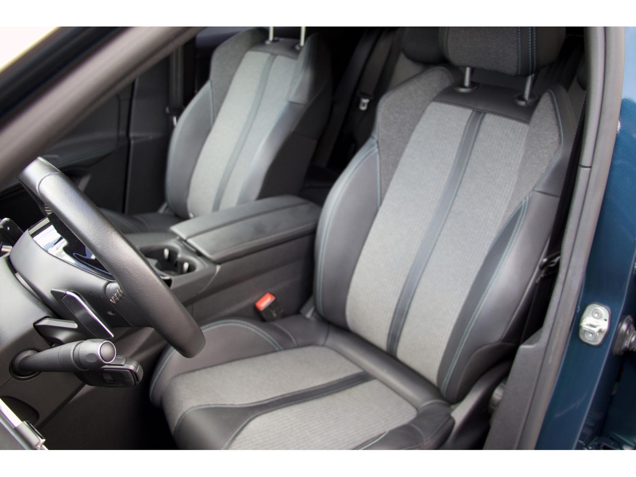 Peugeot 3008 PureTech 130 EAT8 Allure (2024) - Foto 6