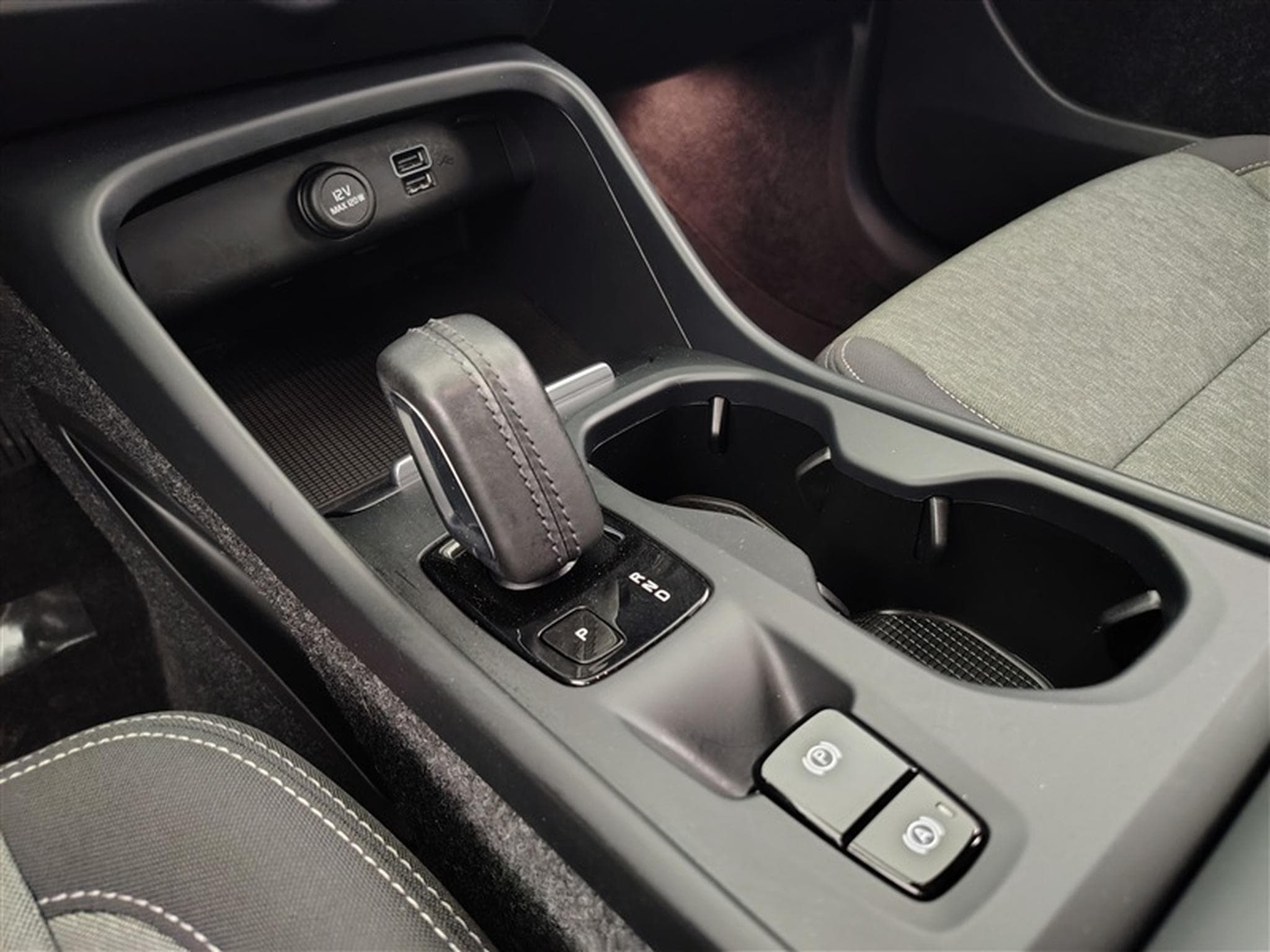 Volvo XC40 1.5 T2 129cv Geartronic Momentum NAVI / FULL LED / CAMERA (2020) - Photo 12
